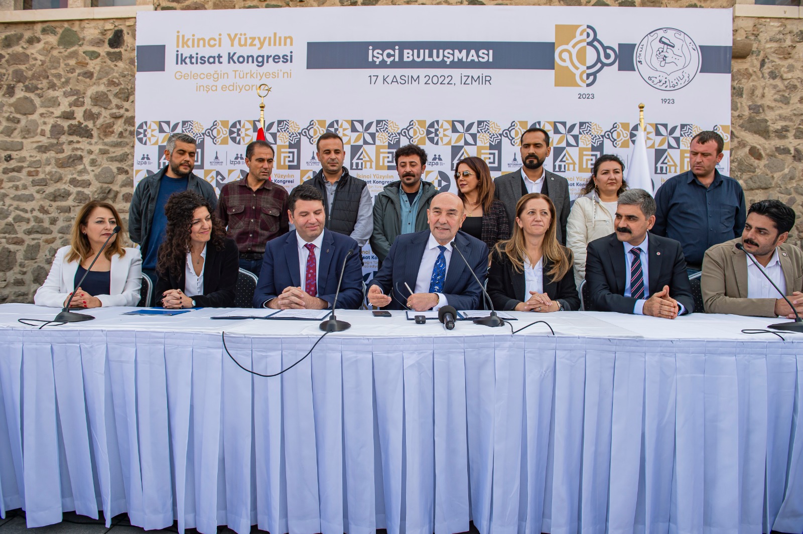 İşçi Buluşması’nda işçileri sevindiren imzalar atıldıİZENERJİ’de promosyon, İZFAŞ’ta toplu sözleşme