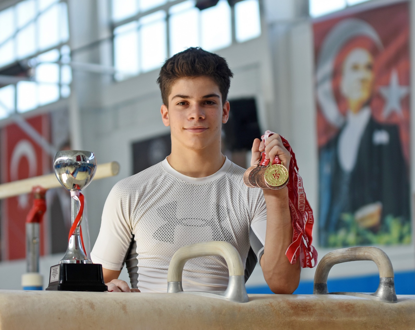 İzmir’in genç yeteneği zirveden inmiyor İzmir Büyükşehir Belediyesi Gençlik ve Spor Kulübü sporcusu 17 yaşındaki