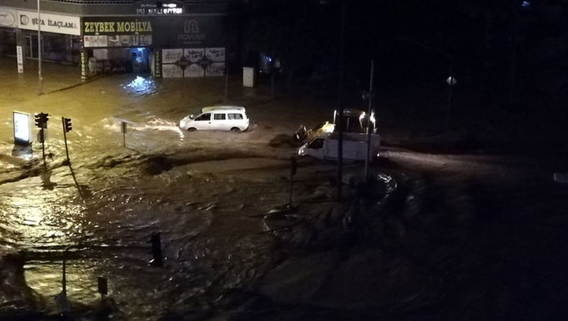 Antalya etkili olan şiddetli yağış hayatı olumsuz etkiledi. Sel felaketinin