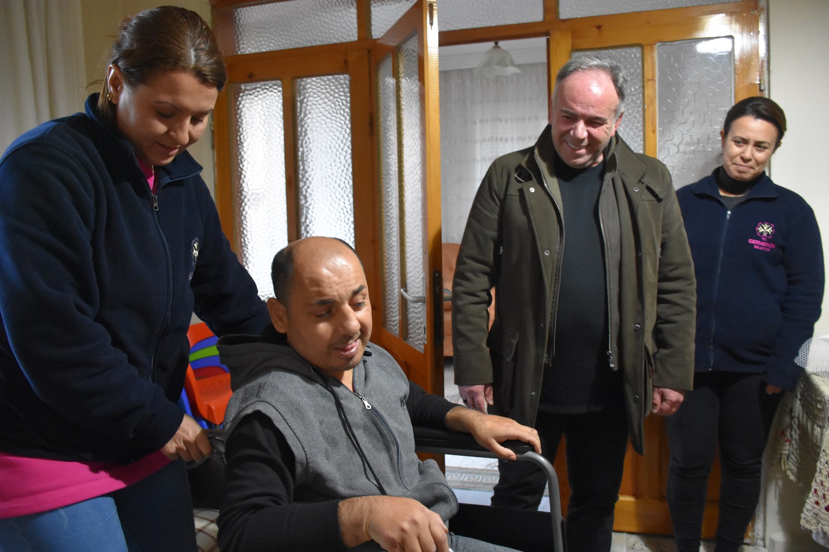 Germencik Belediyesi bir engelli vatandaşa daha tekerlekli sandalye hediye etti.