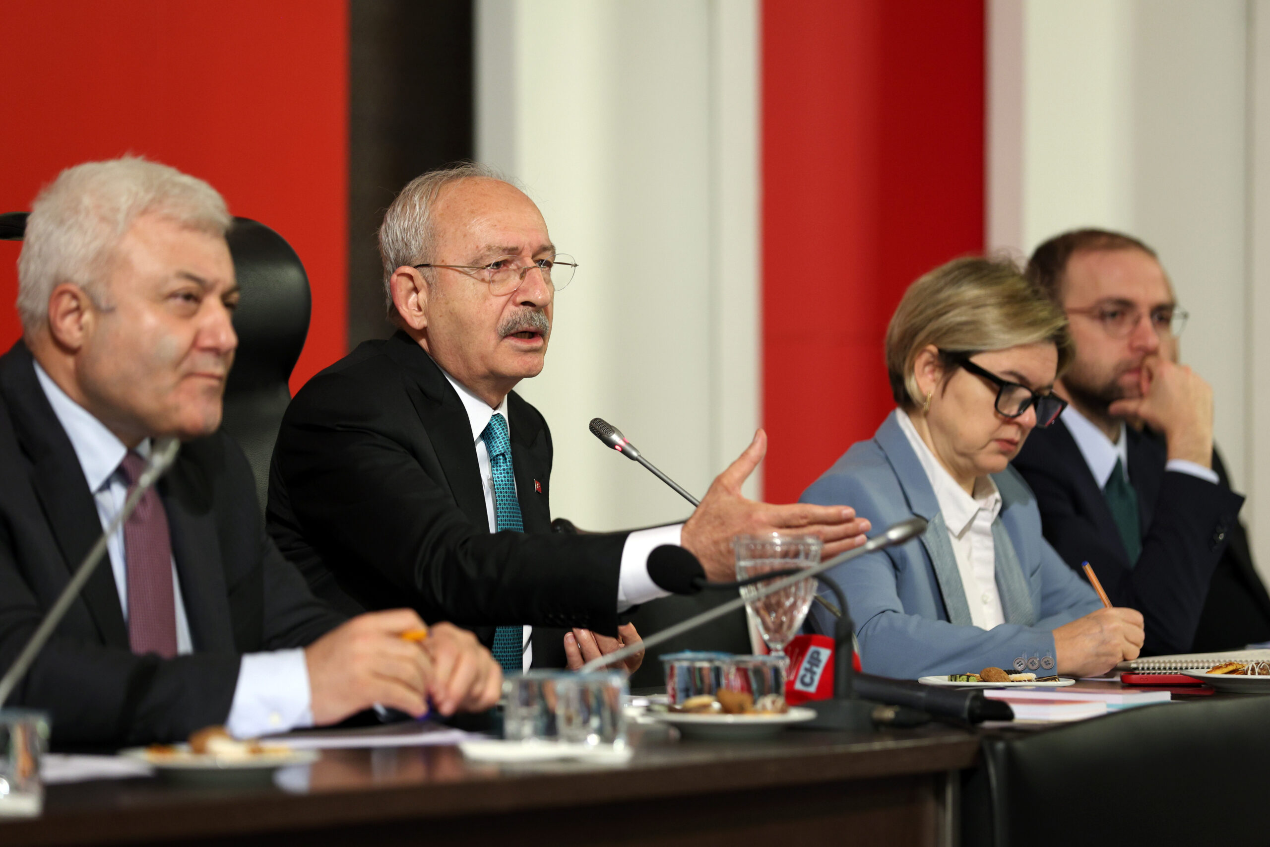 CHP GENEL BAŞKANI KEMAL KILIÇDAROĞLU, İŞİNE GELEN MEDYA TEMSİLCİLERİ İLE BİR ARAYA GELDİ Cumhuriyet Halk Partisi Genel Başkanı Kemal Kılıçdaroğlu, internet medyası ve