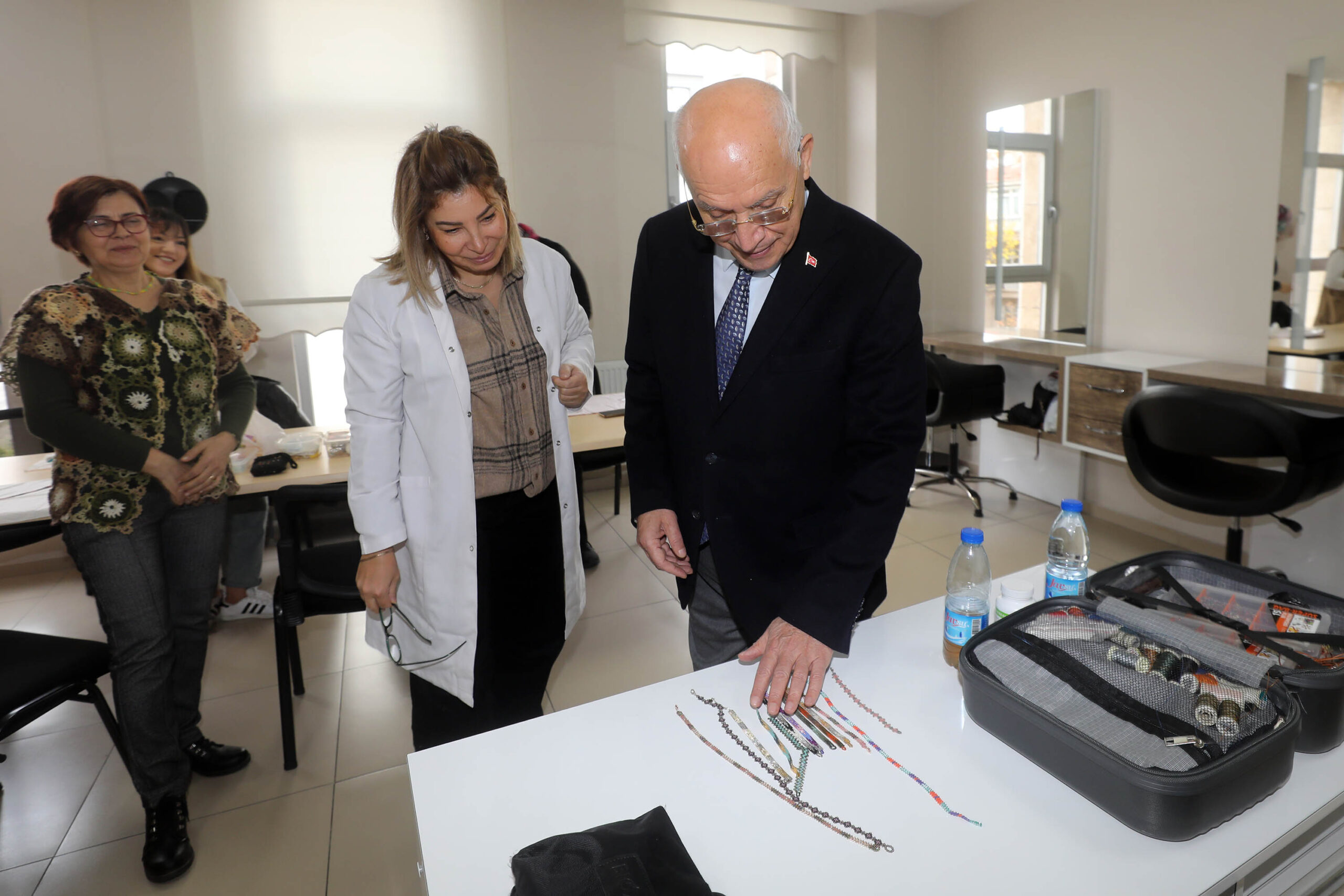 Yaşar’dan kursiyerlere sürpriz ziyaret Yenimahalle Belediye Başkanı Fethi Yaşar, Karşıyaka