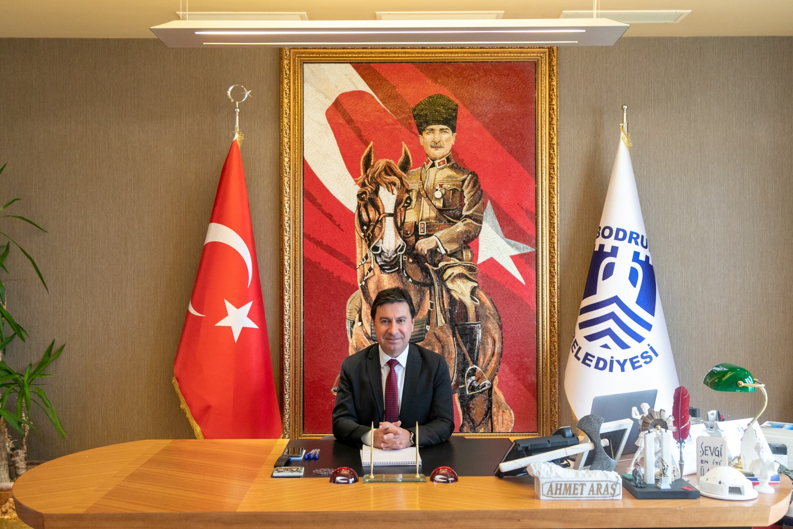Bodrum Belediye Başkanı Ahmet Aras, yeni yıl dolayısıyla bir kutlama