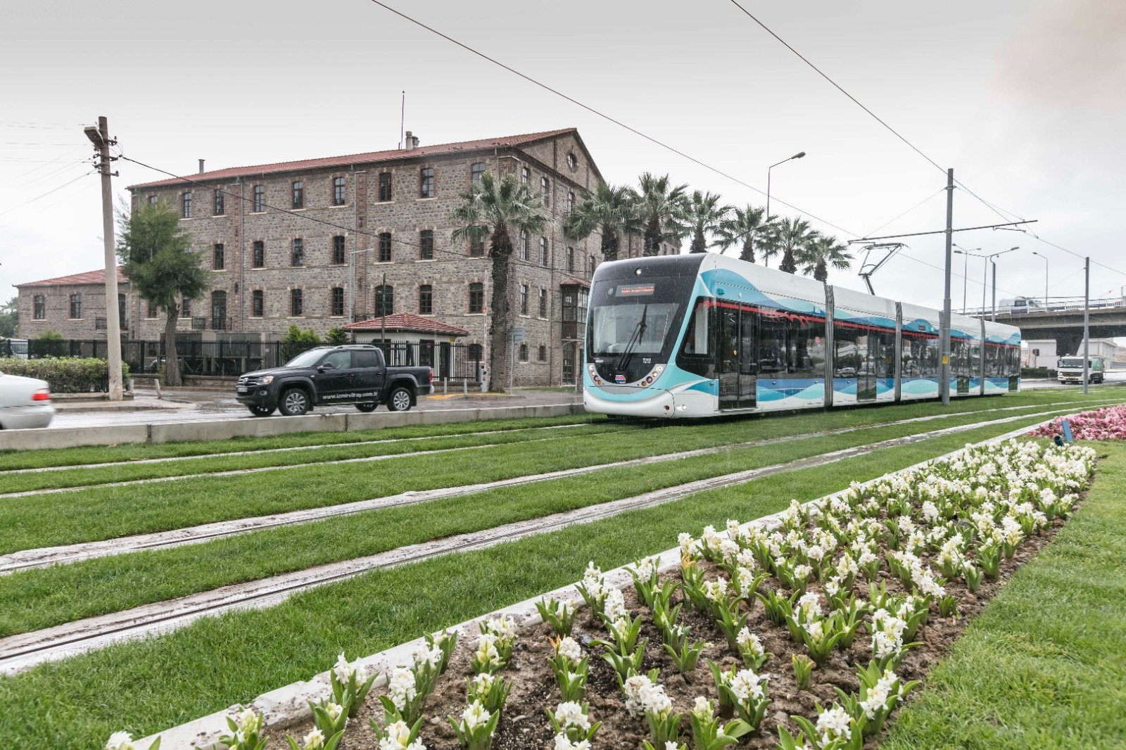 Ekonomik krize rağmen İzmir’de yatırımlar aksamadı. İzmir Büyükşehir Belediyesi, ulaşımı