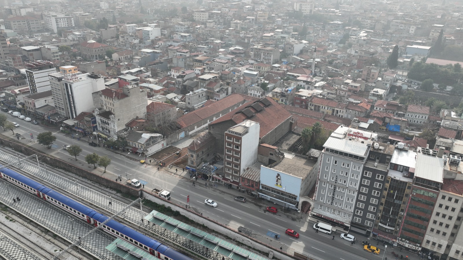 Basmane’de yeni bir yaşam alanı doğuyor İzmir Büyükşehir Belediye Başkanı Tunç Soyer’in kamulaştırarak kente kazandırdığı Yıldız