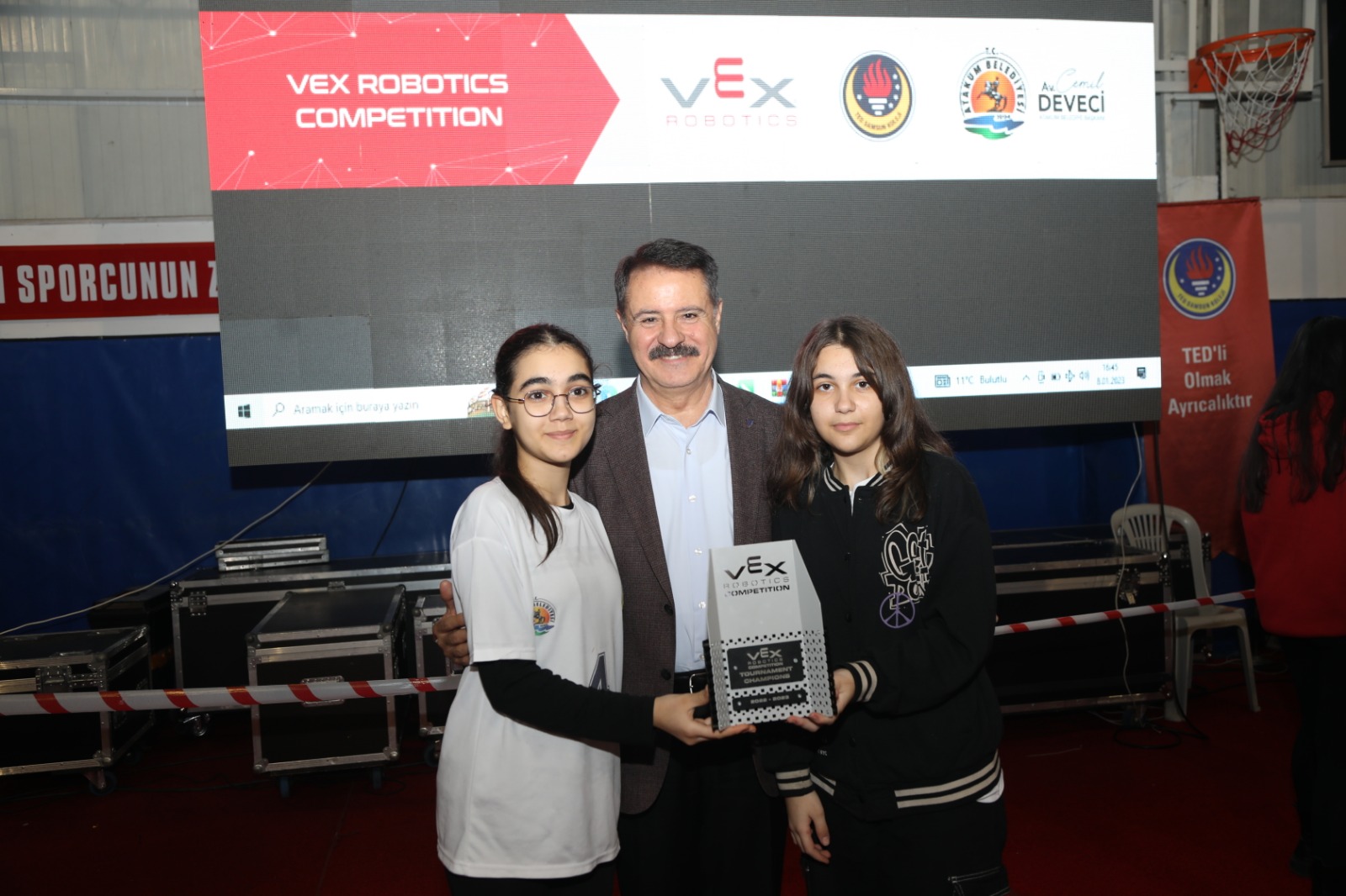 Atakum’da düzenlenen Uluslararası VEX Robotics Samsun Turnuvası’nda Türkiye’nin farklı illerinden