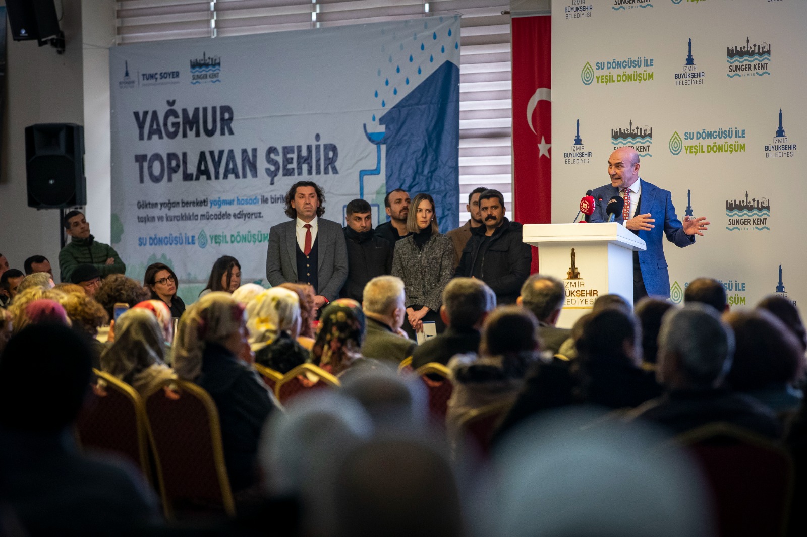İzmir Büyükşehir Belediye Başkanı Tunç Soyer, kuraklık ve yoksullukla mücadele
