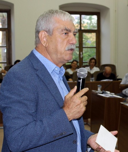 CHP İzmir Milletvekili Kani Beko, Foça’da Pers Mezar Anıtı’nın yanında,