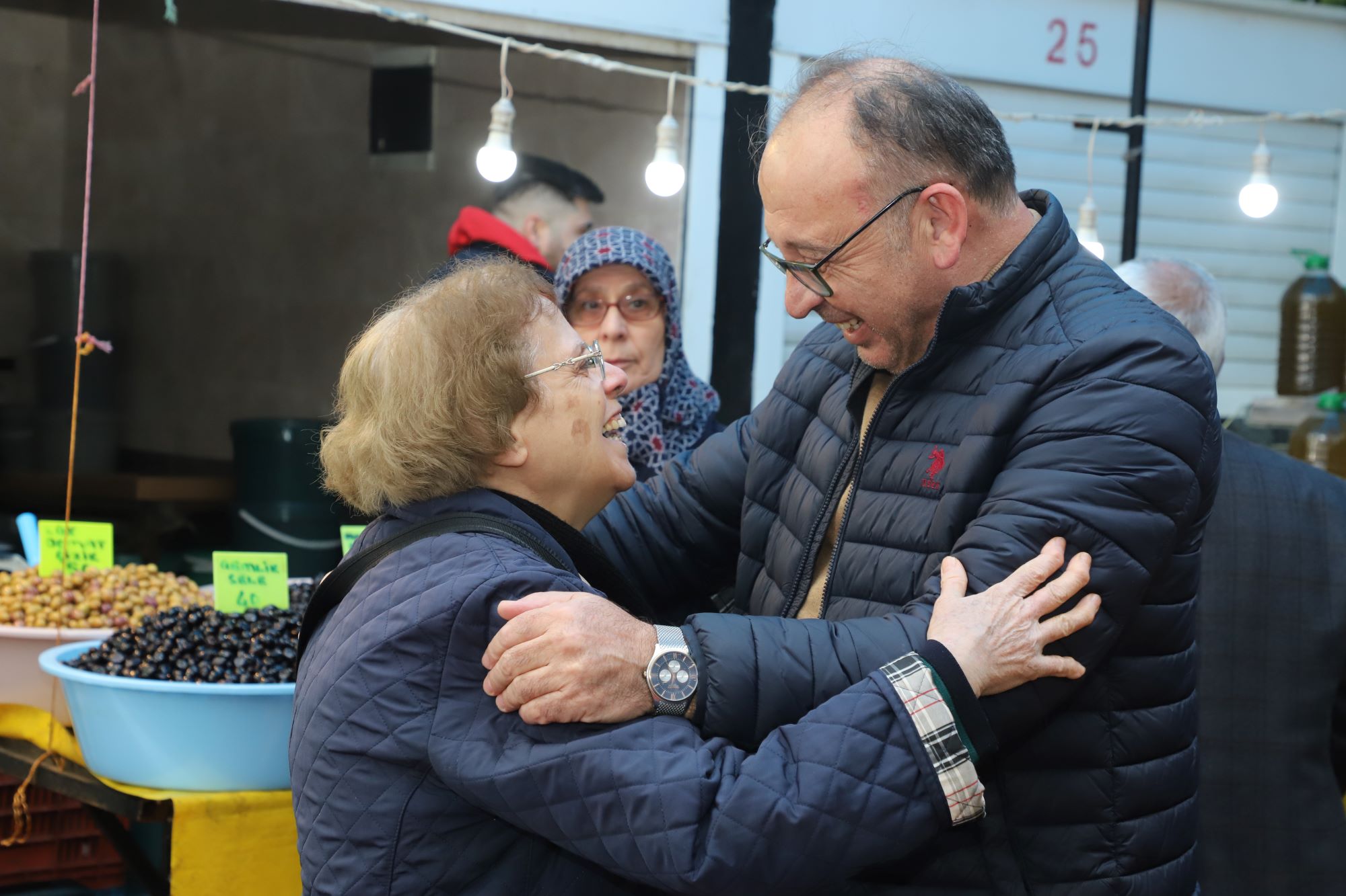 Turgutlu Belediye Başkanı Çetin Akın, Cumartesi Kapalı Pazaryerini gezdi, esnaf