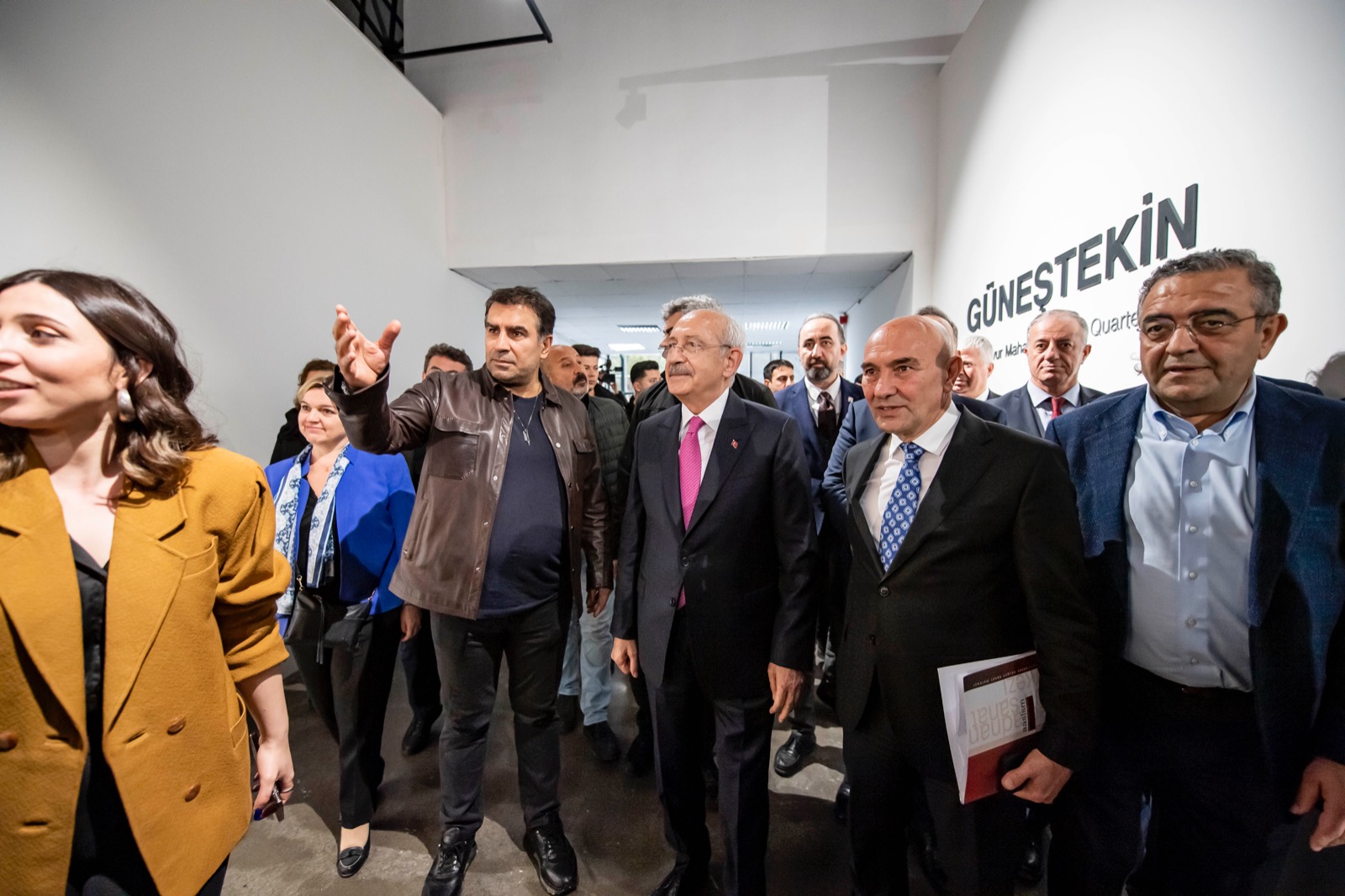 Kılıçdaroğlu’ndan “Gâvur Mahallesi”ne ziyaret CHP Genel Başkanı Kemal Kılıçdaroğlu, İzmir’deki yoğun programının ardından ressam