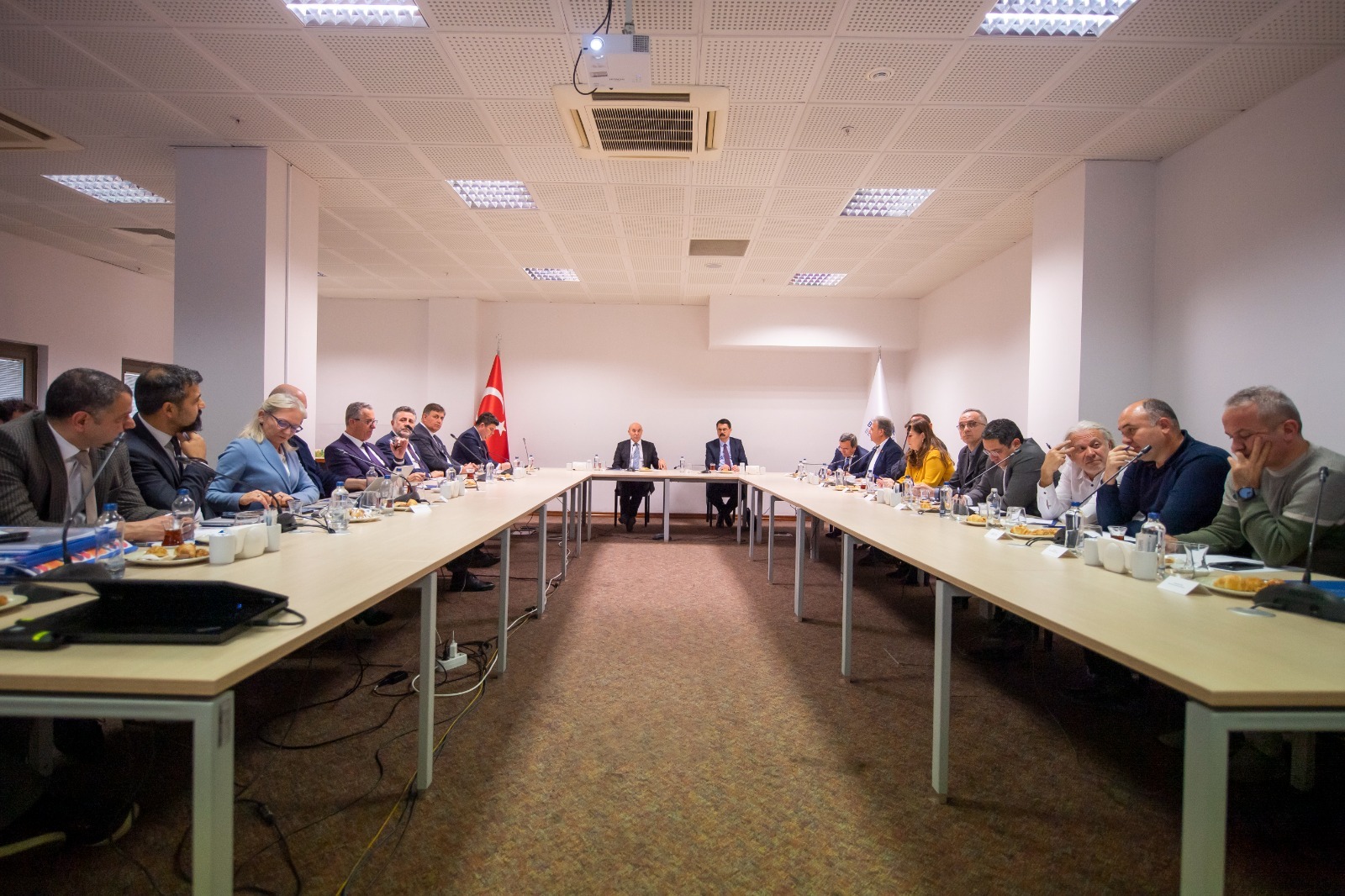 İzmir Büyükşehir Belediye Başkanı Tunç Soyer merkezdeki ilçelerin belediye başkanlarıyla