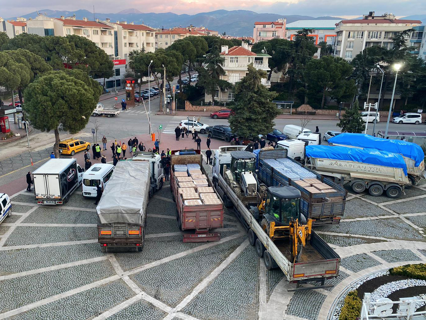 BURHANİYE’DEN DEPREM BÖLGESİNE YARDIMLAR DEVAM EDİYOR Ülkemizde yaşanan felaketin yaralarını sarmak için, ülke genelinde olduğu gibi