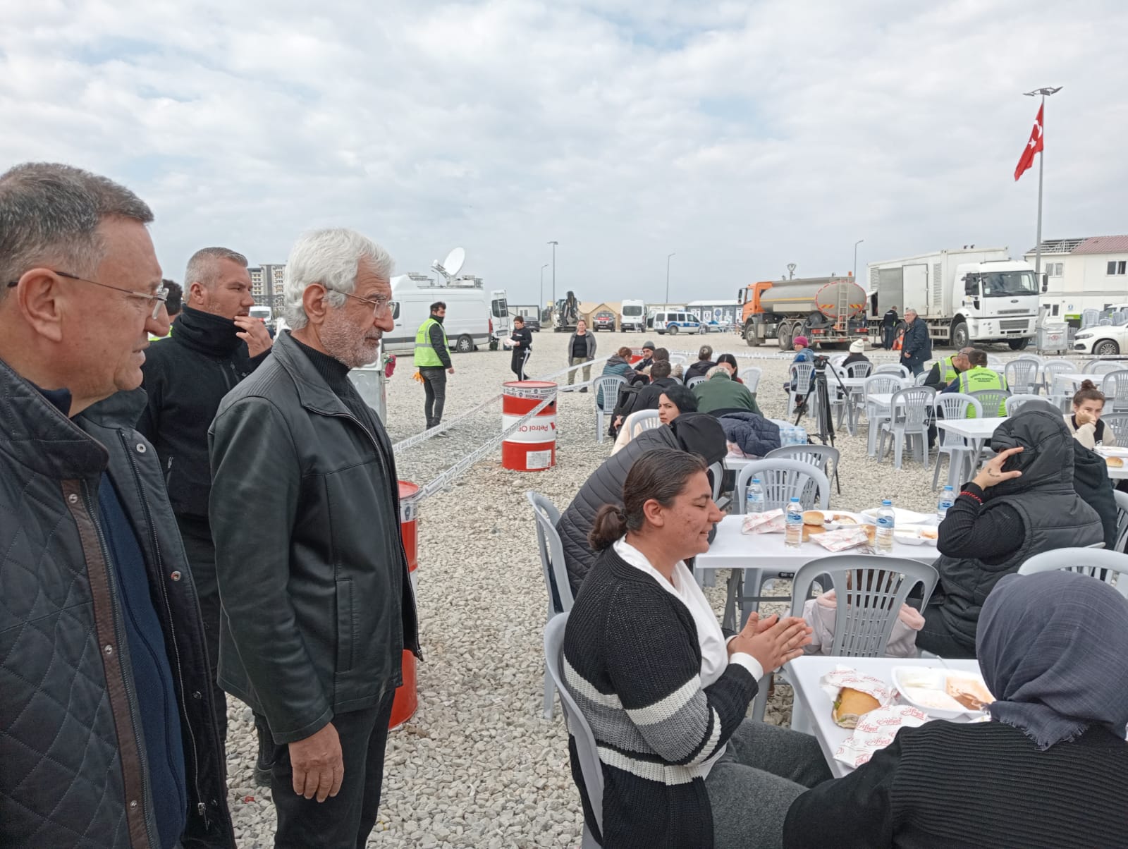 BAŞKAN GÜVEN’DEN “ÇADIR” AÇIKLAMASI Arsuz Belediye Başkanı Dr. Asaf Güven, tüm depremzede vatandaşların ihtiyaçlarınıkarşılamaya