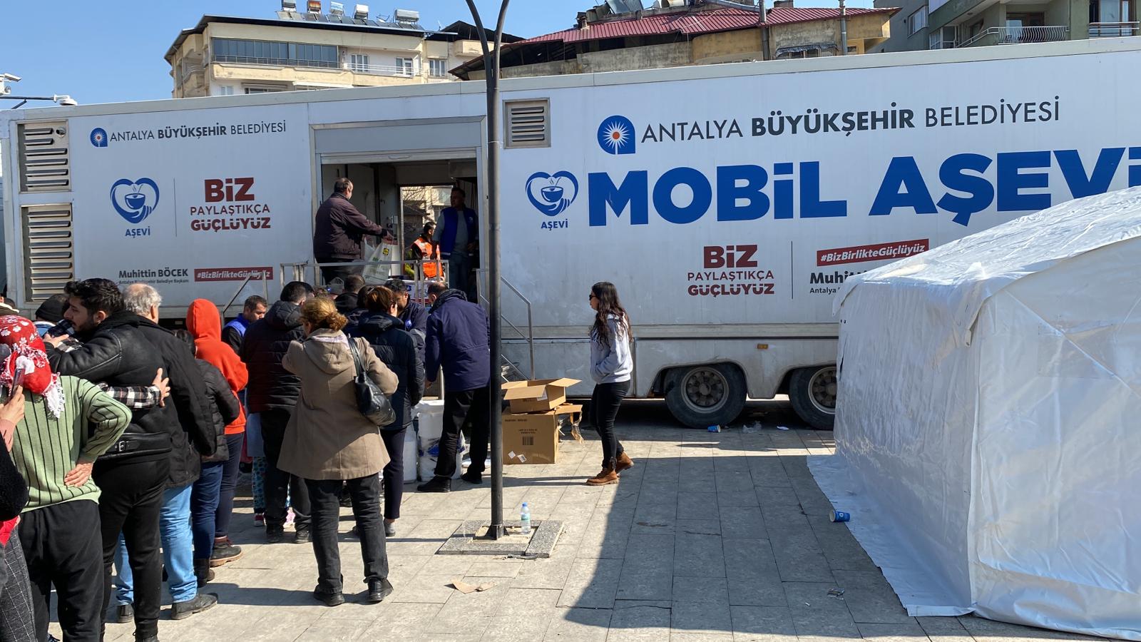 Antalya Büyükşehir Belediyesi Mobil Aşevi, Hatay Uğur Mumcu Meydanı’nda sabah
