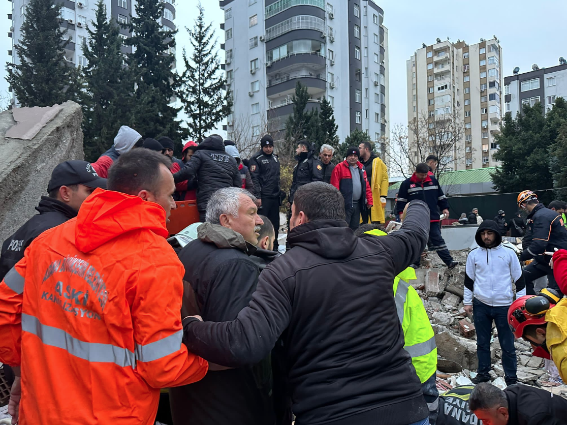 Başkan Zeydan Karalar enkaz noktalarında incelemelerde bulundu Adana Büyükşehir Belediye