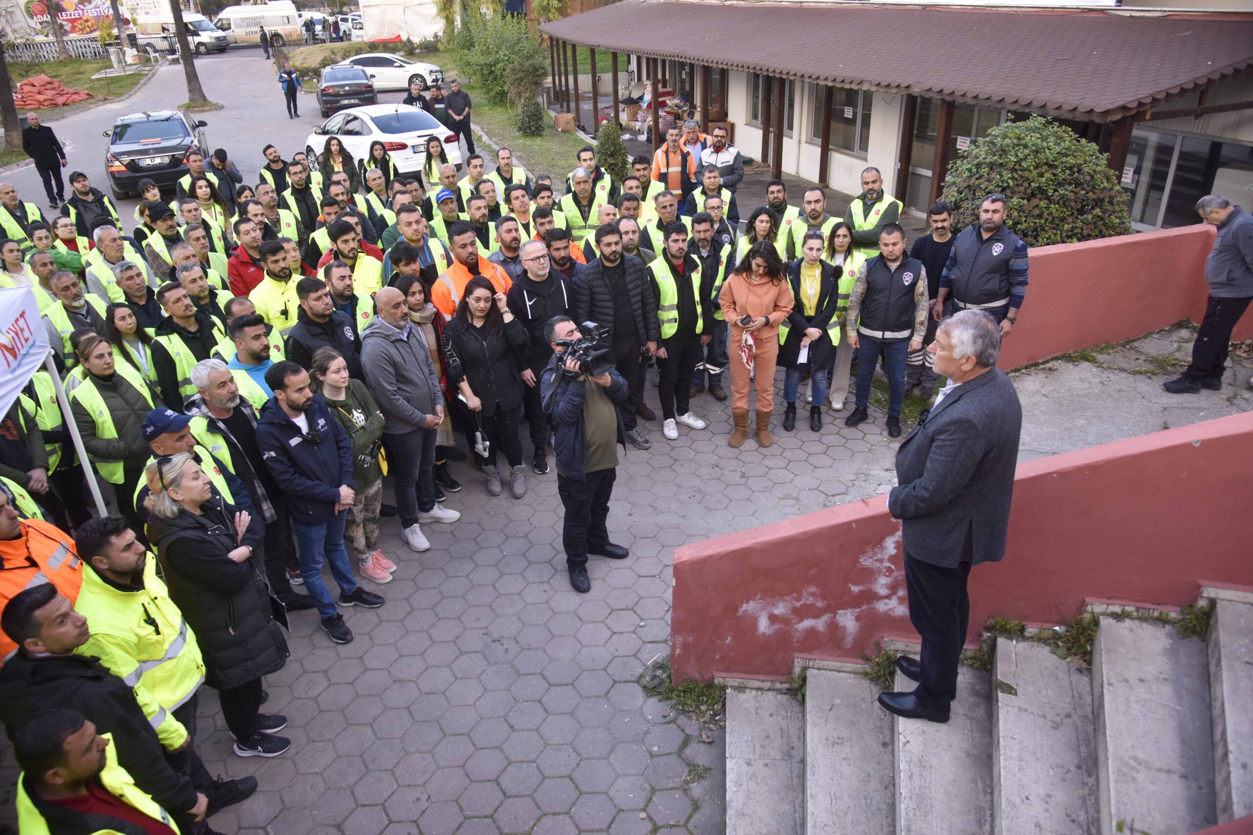 Adana Büyükşehir Belediye Başkanı Zeydan Karalar, depremzedeler için bağışlanan yardımların