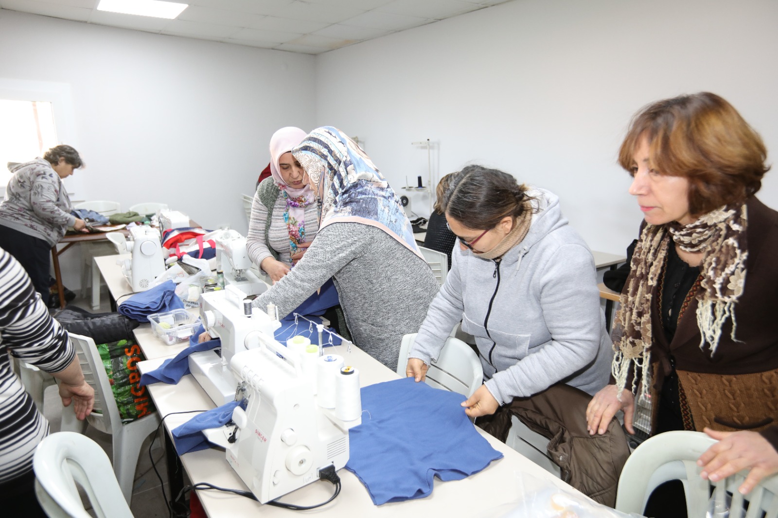 Bayraklılı kadınlar depremzedelere kışlık kıyafet dikiyor Türkiye’yi yasa boğan deprem