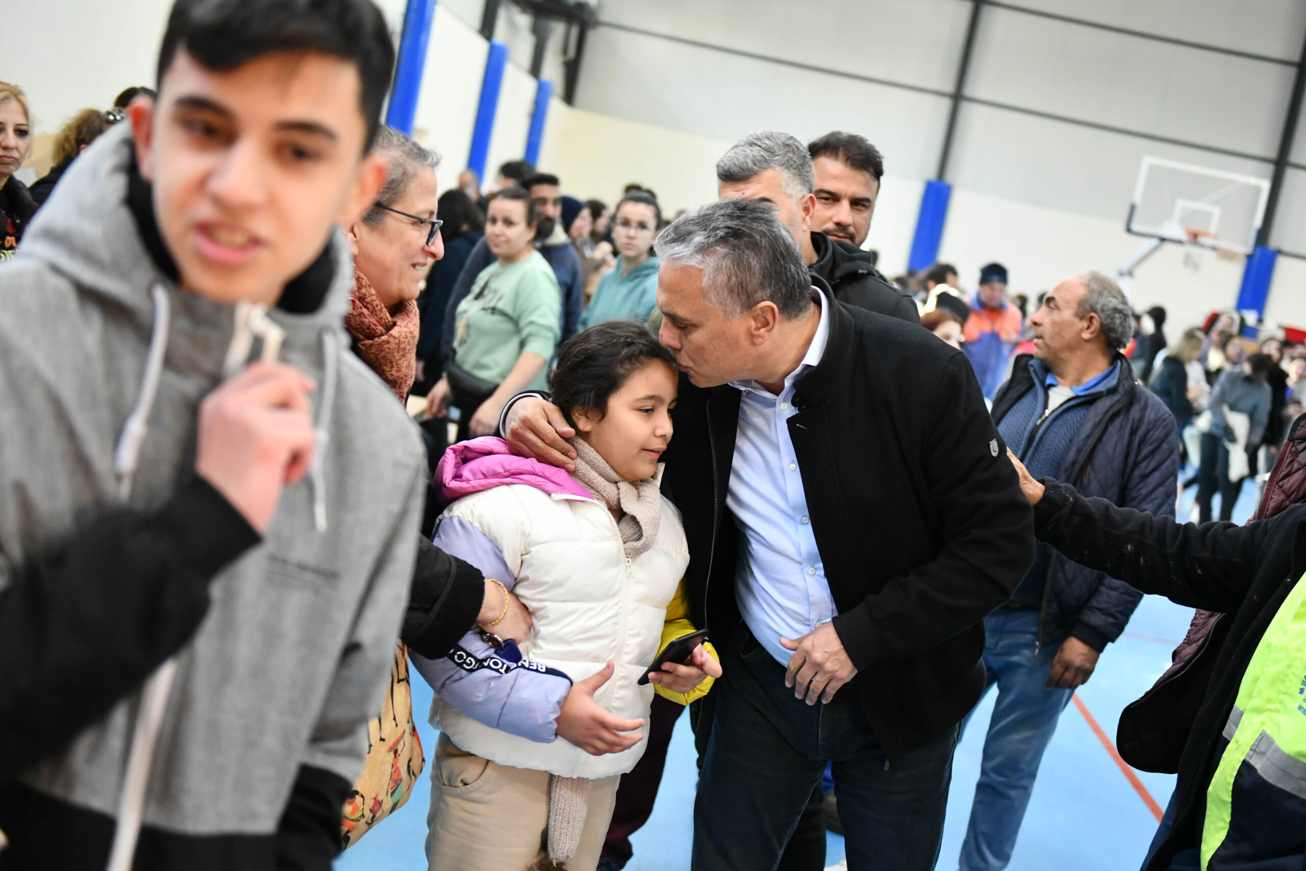 Muratpaşa depremzedeler için seferber Antalya’da Muratpaşa Belediyesi’nin çağrısıyla başlayan yardım kampanyasına gönüllü katılan DilaraAltuntaş,