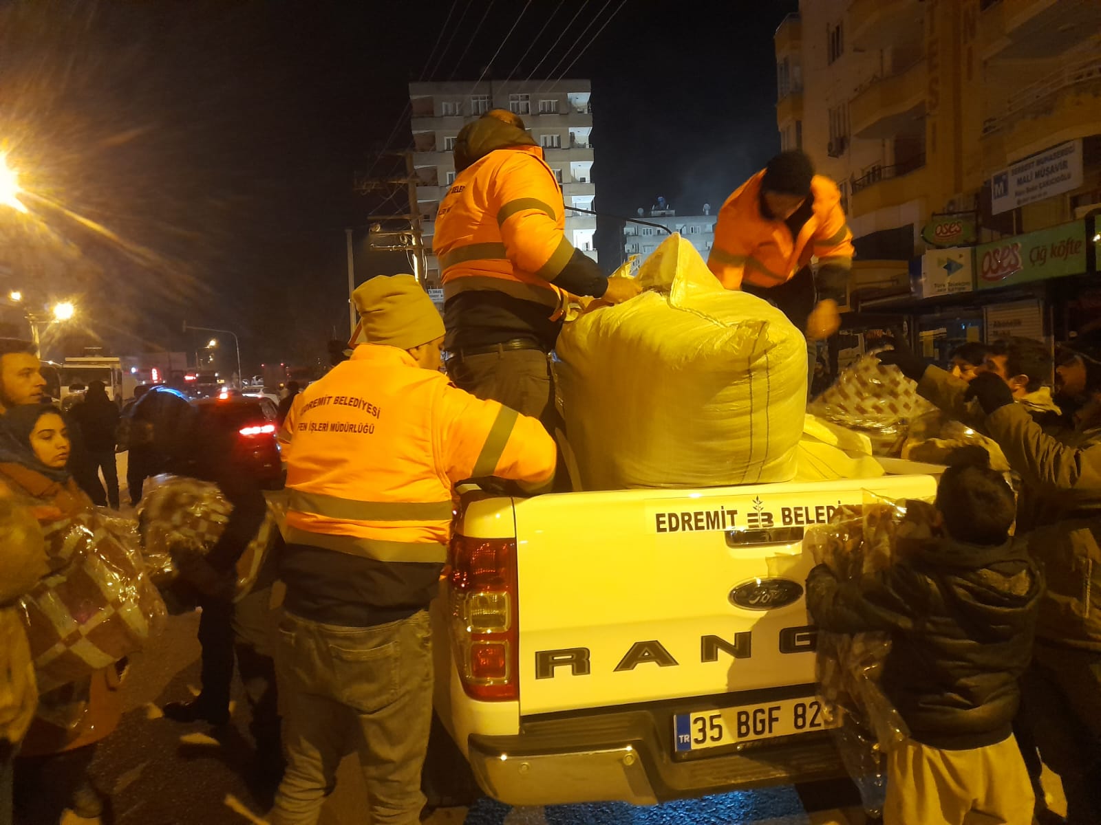 Edremit Belediyesi tarafından gönderilen 5 iş makinası ve 7 personel,