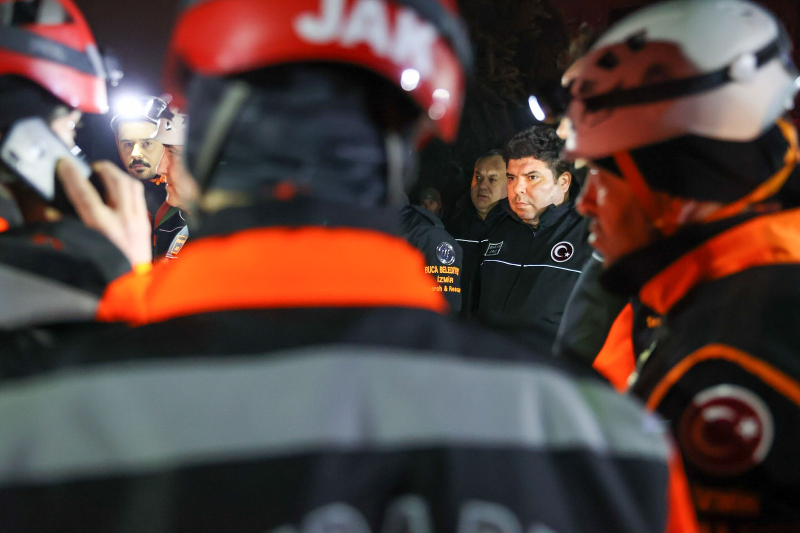 Buca Belediye Başkanı Erhan Kılıç ve belediyenin arama kurtarma ekibi