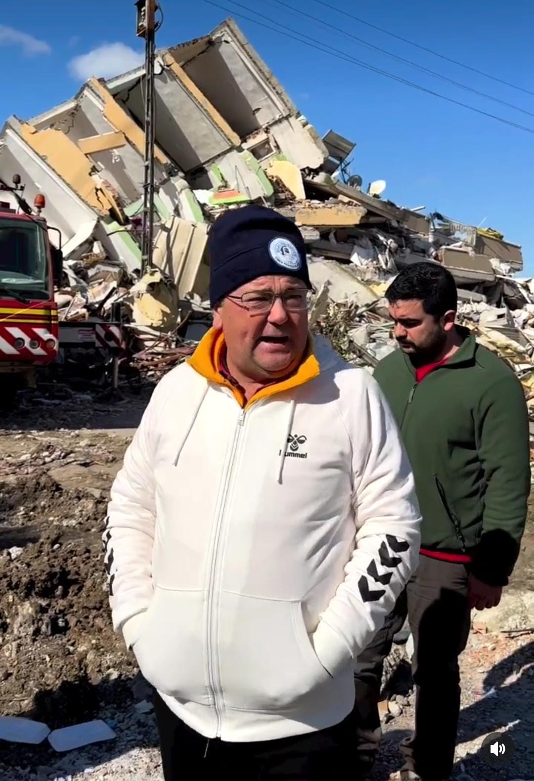 MİLAS’tan “SAMANDAĞ VE DEFNE’YE MİLAS BELEDİYESİ YARDIM TIRLARI GİDECEK…” Milas Belediye Başkanı Muhammet Tokat, İskenderun İnönü Meydanı’ndan afet çalışmalarıhakkında