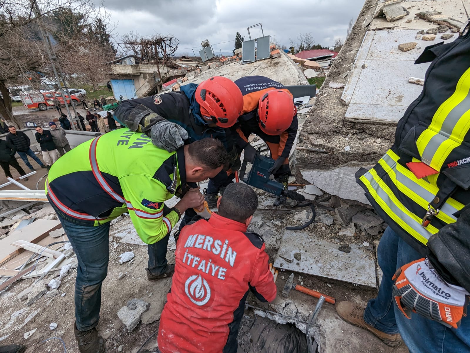 BÜYÜKŞEHİR’İN SAĞLIK PERSONELİ, EKİPMAN VE ARAÇLARIDEPREMZEDELERE GÖNDERİLDİMERSİN, DEPREM BÖLGESİNE DESTEK