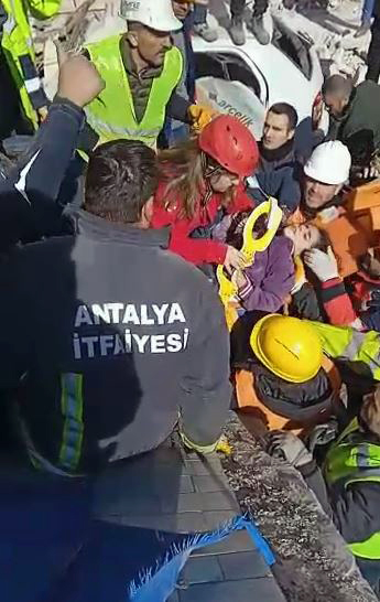 Depremin 80’inci saatinde Mahir ve Hilal kardeşler kurtarıldı Felaketin dördüncü