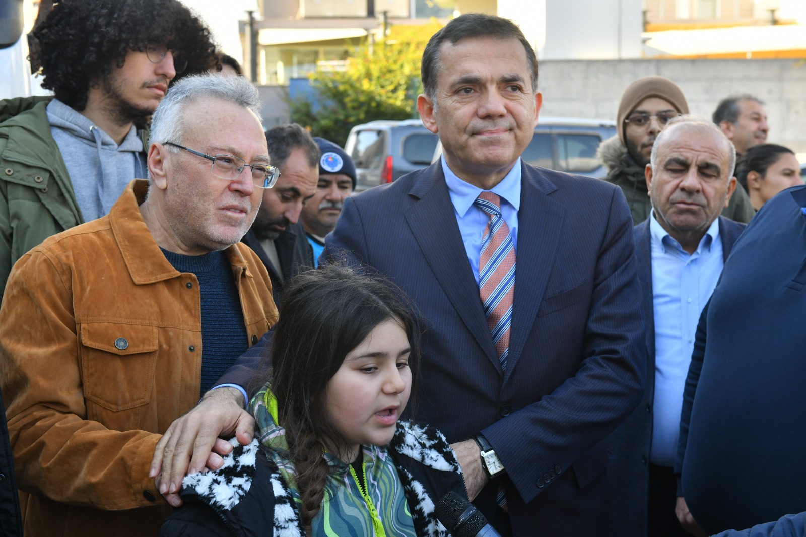 Mersinli minik Erva'dan depremzedeler için duygulandıran sözler Mersin Yenişehir Belediyesinin deprem bölgesindeki yurttaşlar için başlattığı yardım kampanyasınaailesiyle