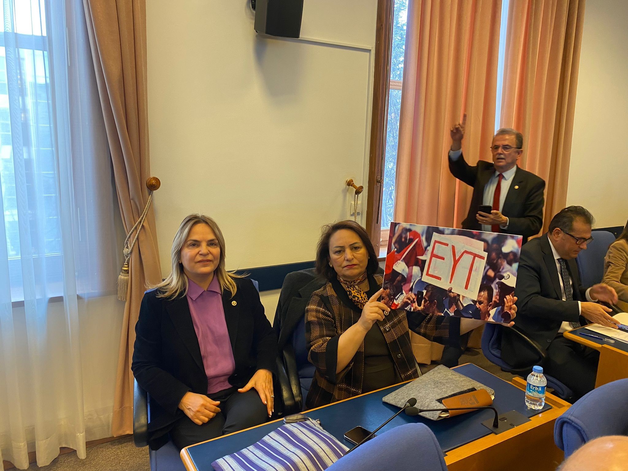 CHP Adana Milletvekili Dr. Müzeyyen Şevkin, EYT’nin görüşüldüğü ve eksik
