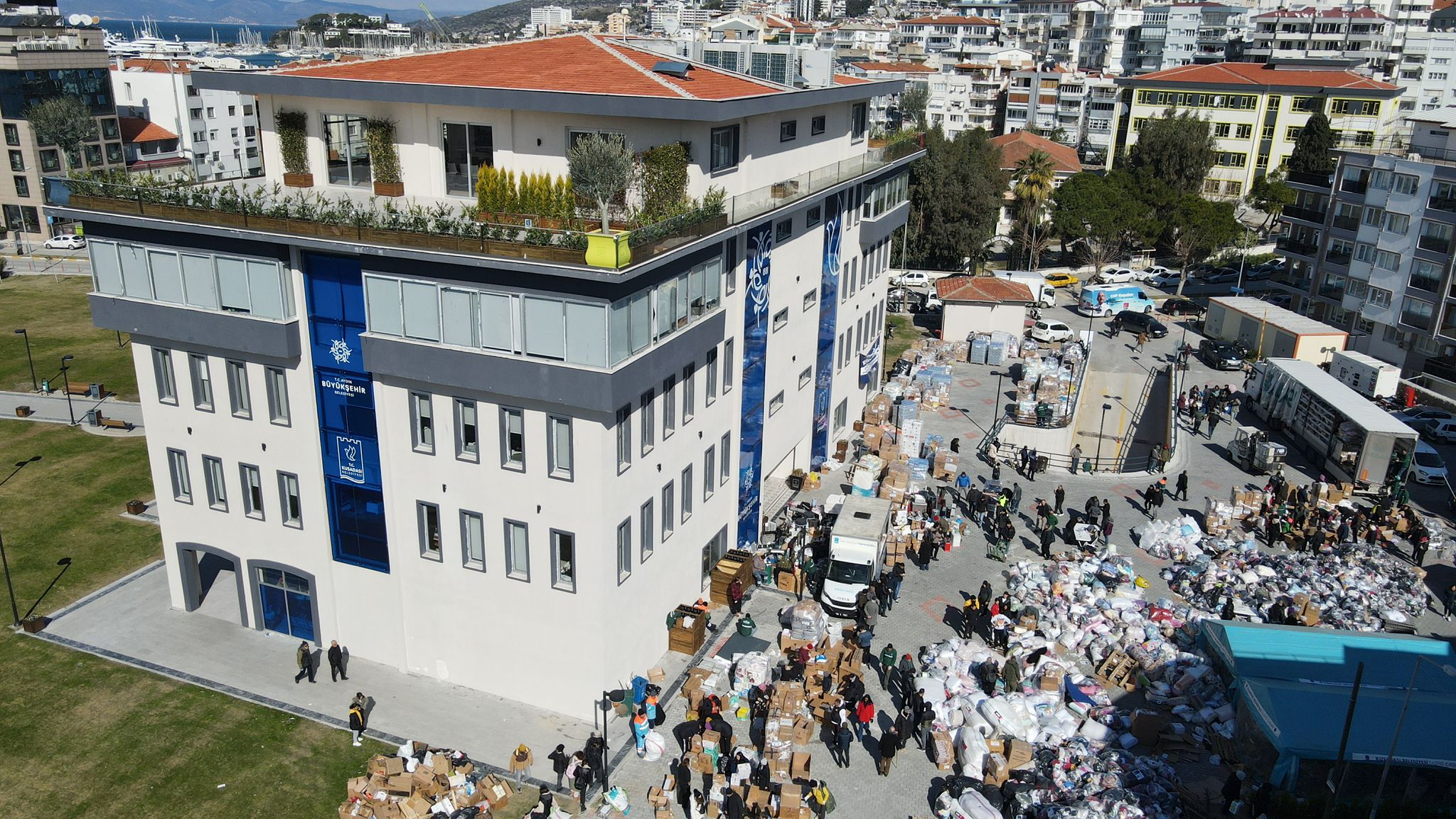 Kuşadası Belediyesi, Kahramanmaraş merkezli meydana gelen depremlerin ardından kente gelen