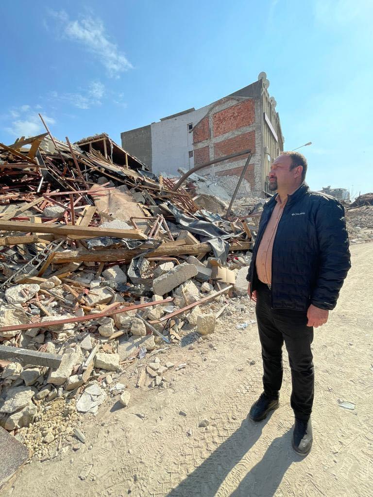Başkan Gümrükçü İmar Komisyonu Üyeleriyle Deprem Bölgesinde<br>Gümrükçü Hatay ve Osmaniye’de İncelemelerde Bulundu Çiğli Belediye Başkanı Utku Gümrükçü, İmar Komisyonu üyelerinden oluşan bir