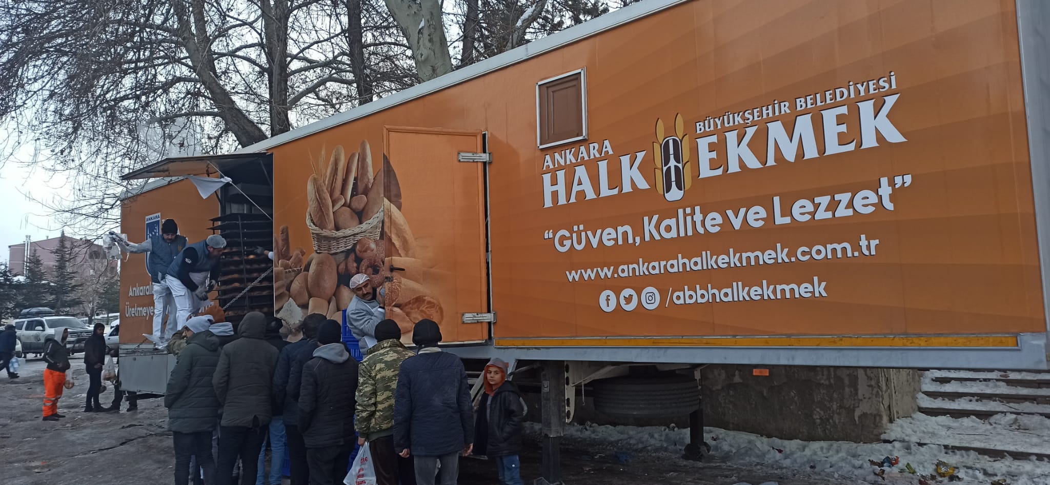Deprem bölgelerindeki acil ihtiyaçları Macunköy Deprem Destek Toplama Merkezi ve