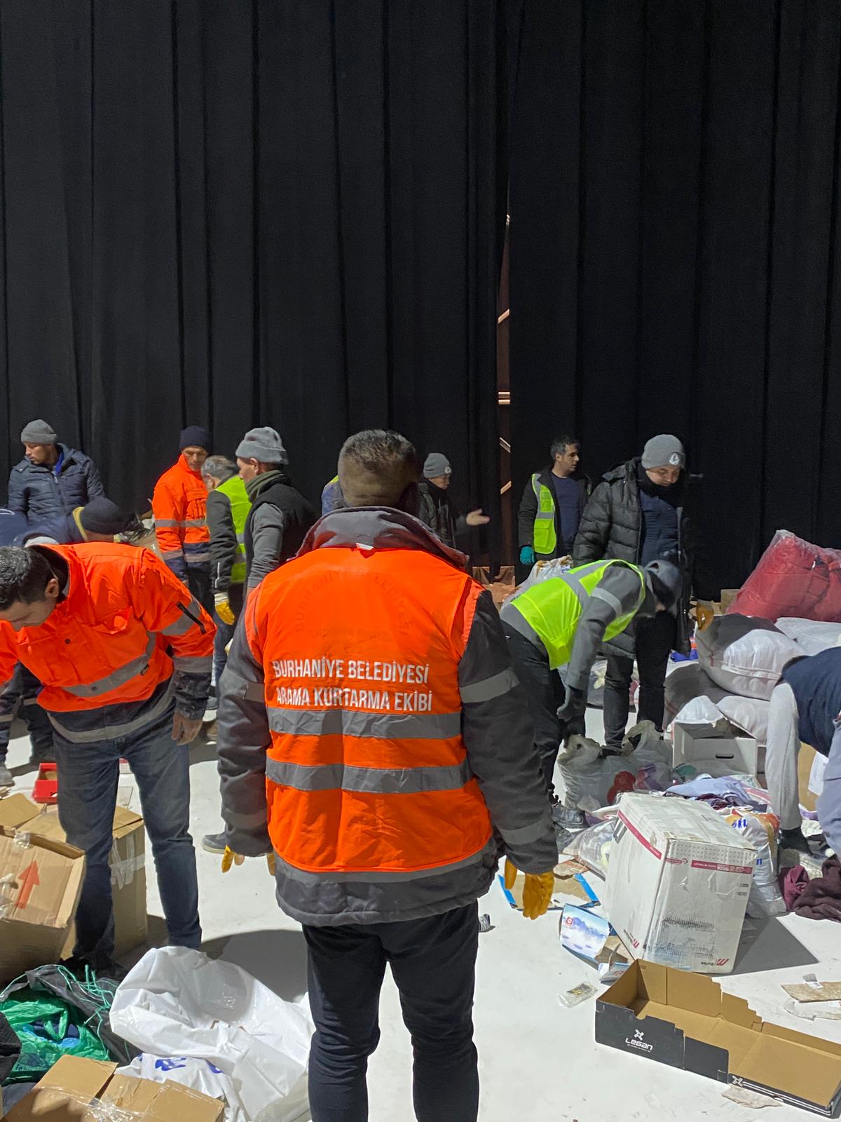 BURHANİYE BELEDİYESİ YARDIM<br>TIRLARI HATAY’A ULAŞTI Burhaniye Belediyesi’nce düzenlenen “Afet Yardım Kampanyası”tırları Hatay’a ulaştı.Belediye Başkan Yardımcısı