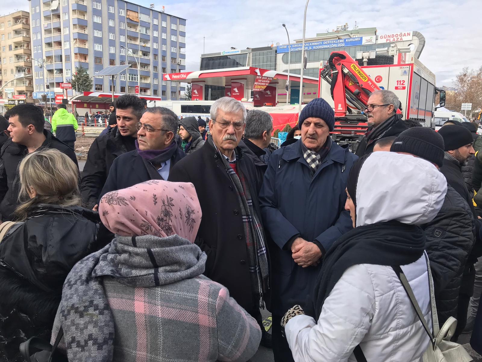 CHP İzmir Milletvekili Kani Beko, Diyarbakır’da… 6 Şubat günü Kahramanmaraş merkezli depremlerle yıkıldık. On ilimizi doğrudan
