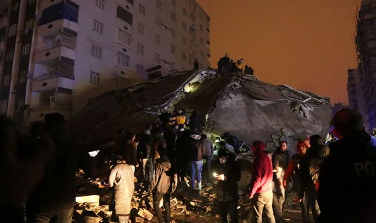 Diyarbakır Yenişehir’de sekiz katlı bina çöktü: Çok sayıda kayıp var!