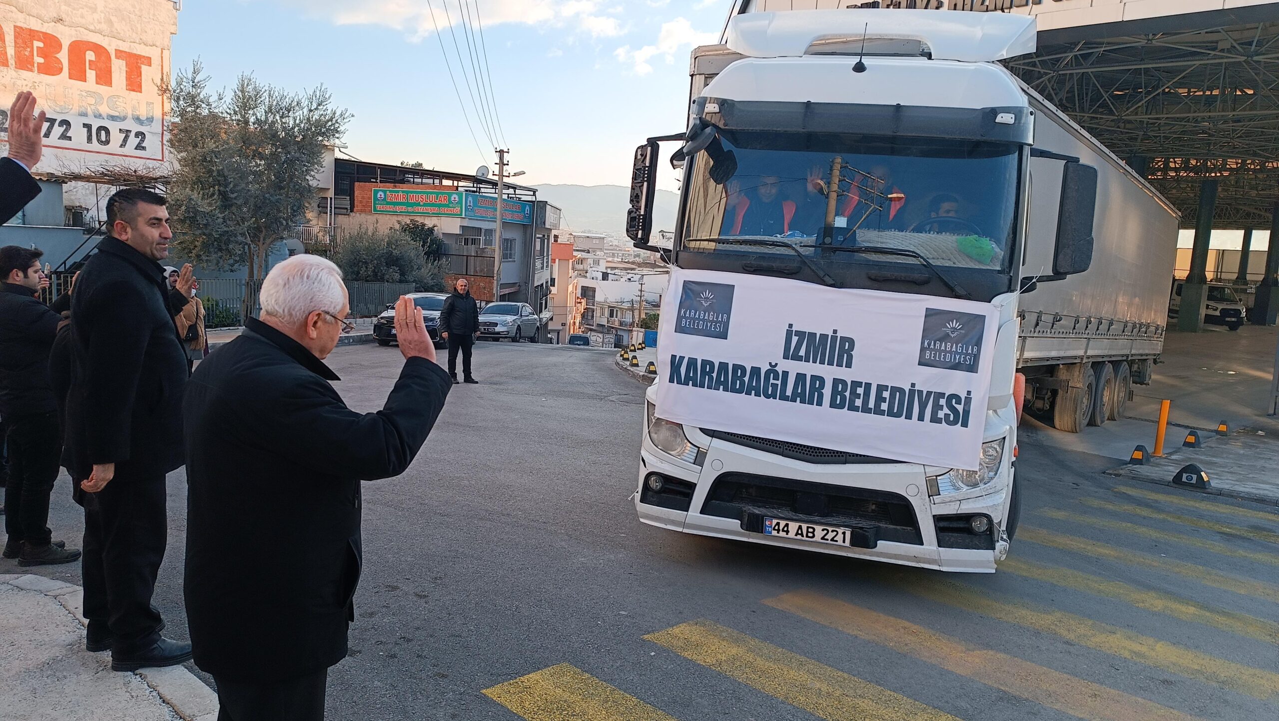 Karabağlar Belediyesi, ağır kış koşullarında yaşam mücadelesi veren depremzede vatandaşlarımız