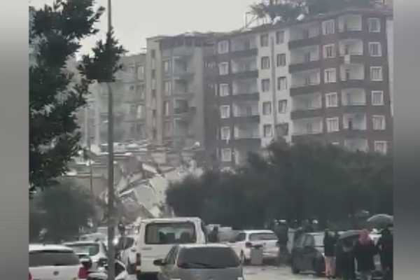 Hatay’da enkaz altında yüzlerce insan var. 10 ilde yıkım ve