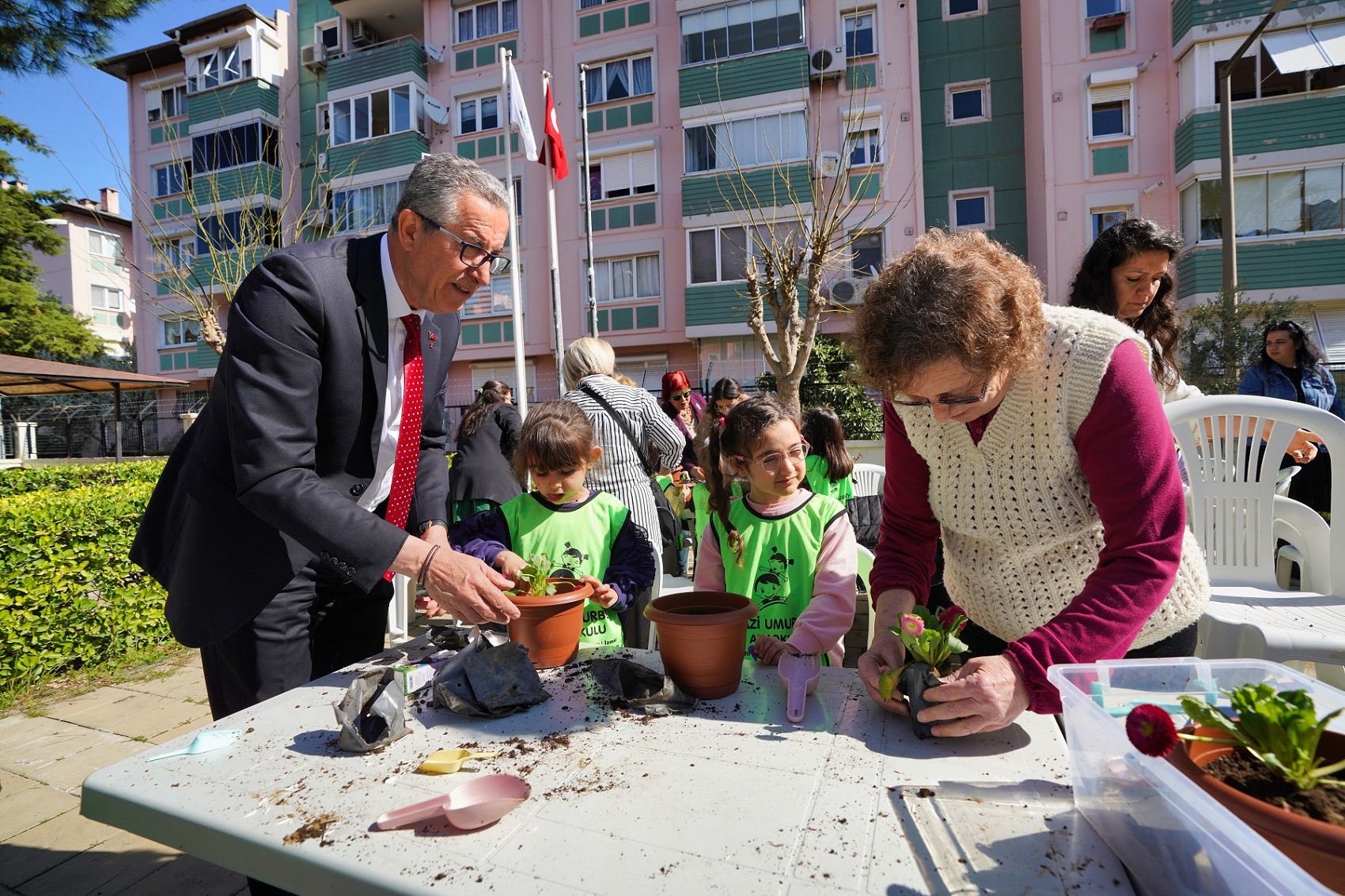 Ata Evi’nde fidanlar ile çınarlar buluştu Yaşlılara Saygı Haftası’nda Gaziemir Belediyesi’nin Ata Evi Sağlıklı Yaş Alma