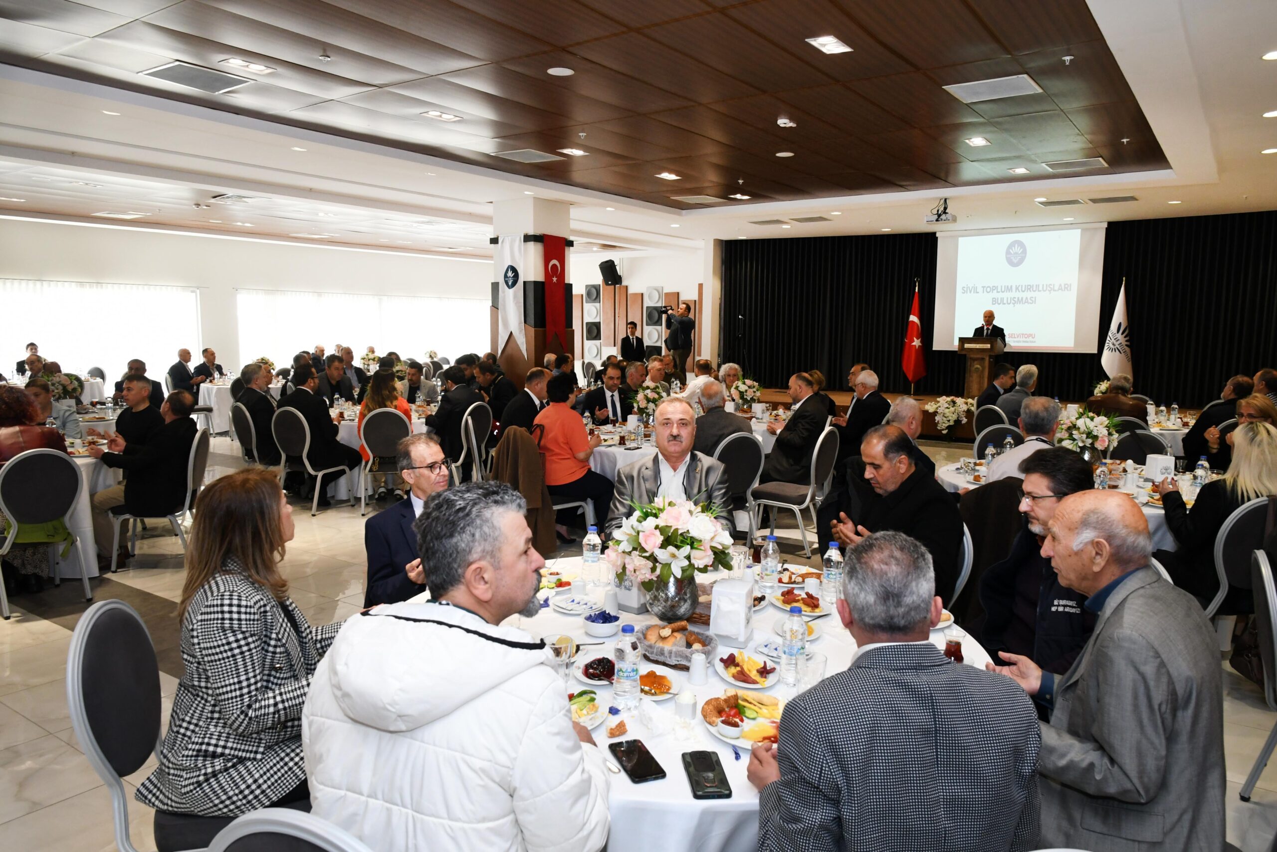 Birlikten kuvvet doğar’ Karabağlar Belediye Başkanı Muhittin Selvitopu, Karabağlar’daki sivil