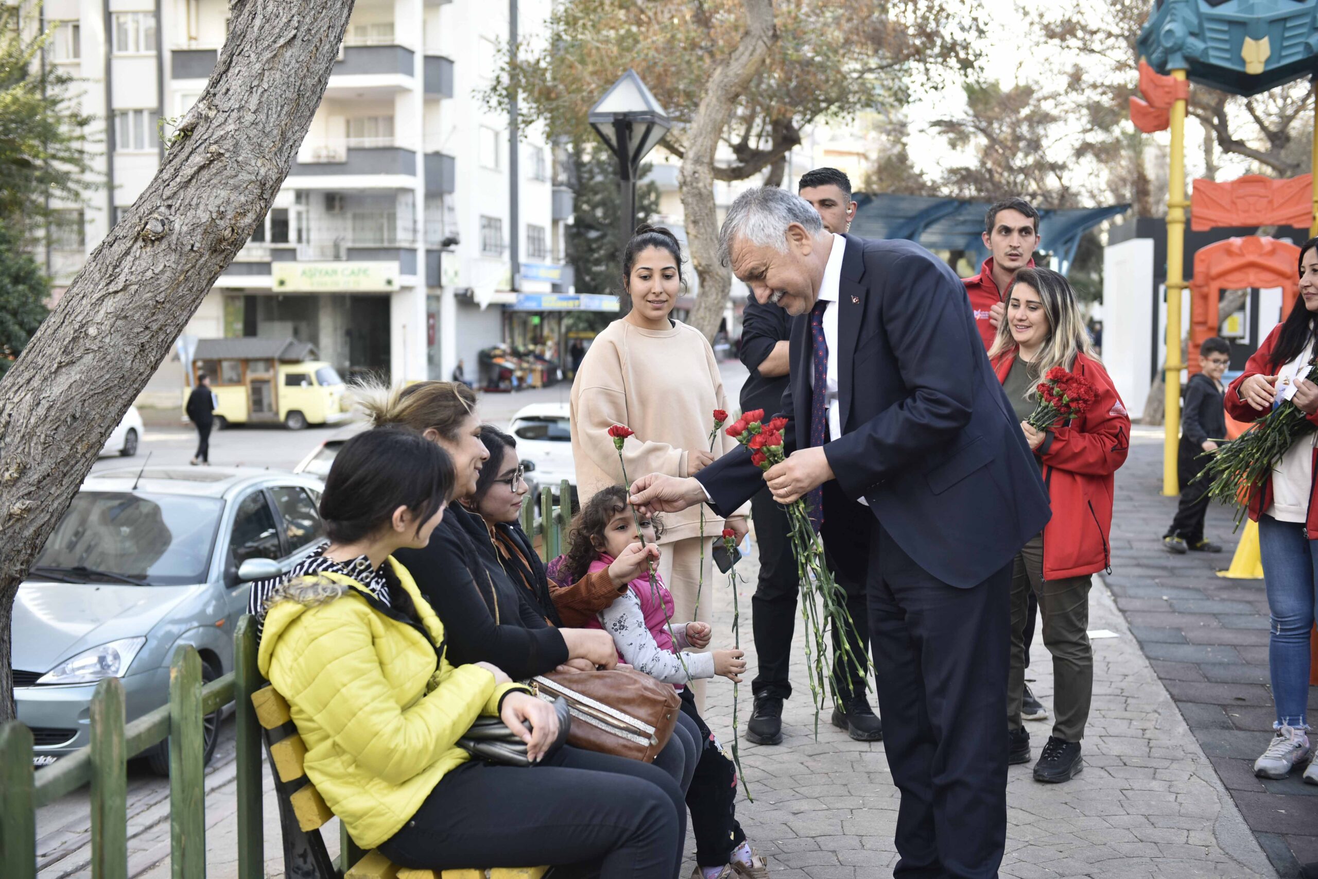 Büyükşehir, Dünya Kadınlar Günü’nde bir yandan depremin yaralarını sarmak içinçalıştı,