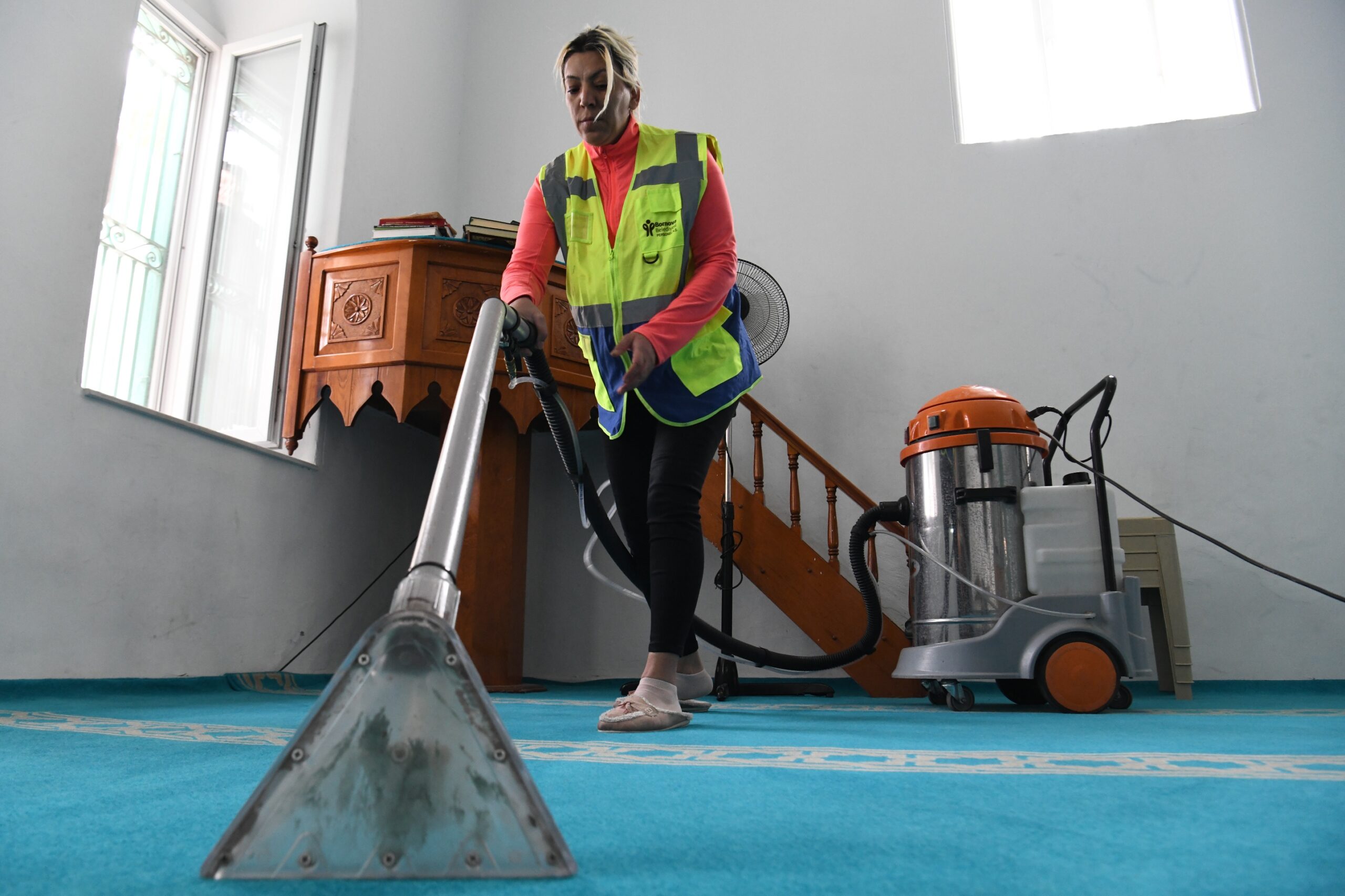 İlçedeki kutsal mekanları düzenli olarak temizleyen Bornova Belediyesi, Ramazan Ayı öncesinde