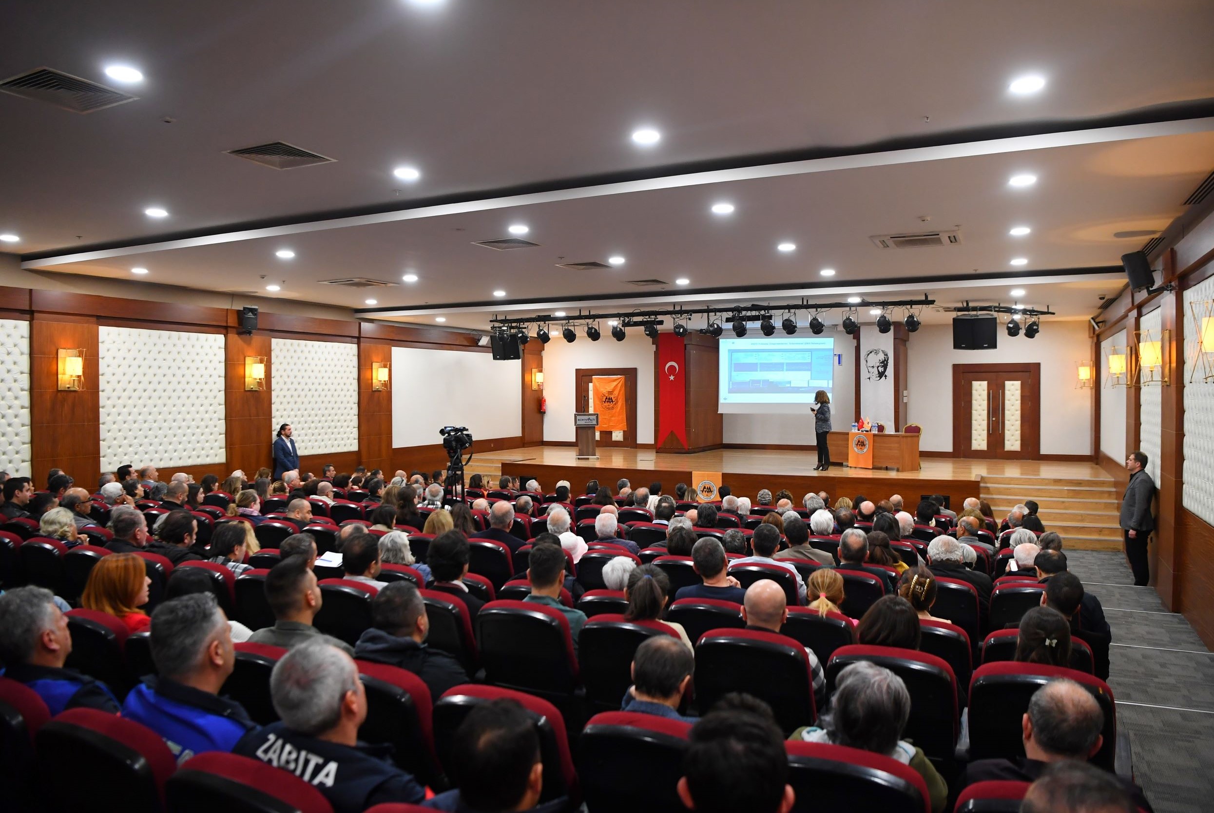 Konyaaltı Belediye Başkanı Semih Esen, ilçe nüfusunun kontrolsüz bir şekilde