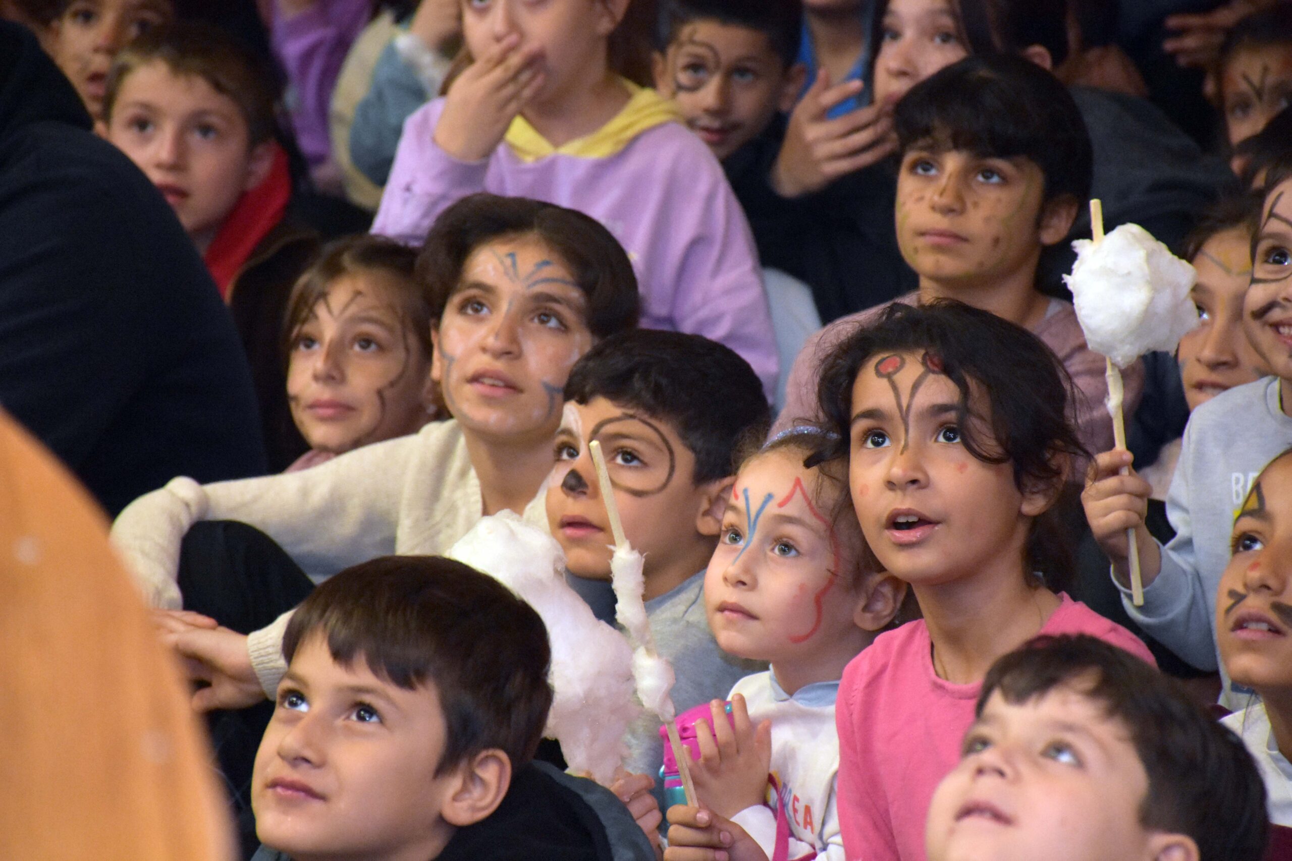 Germencik’te Ramazan coşkusu salona sığmadı Germencik Belediyesi’nin geleneksel Ramazan etkinliklerinde gerçekleştirdiği özel gösterilerleçocuklar, keyifli vakit