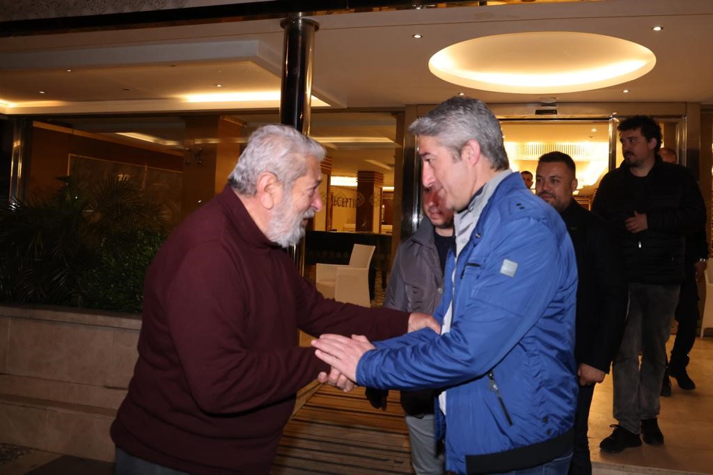 BAŞKAN OKTAY İLK SAHURDA DEPREMZEDE KONUKLARLA BULUŞTU Marmaris Belediye Başkanı Mehmet Oktay, bir otelde misafir edilen depremzedevatandaşlarla