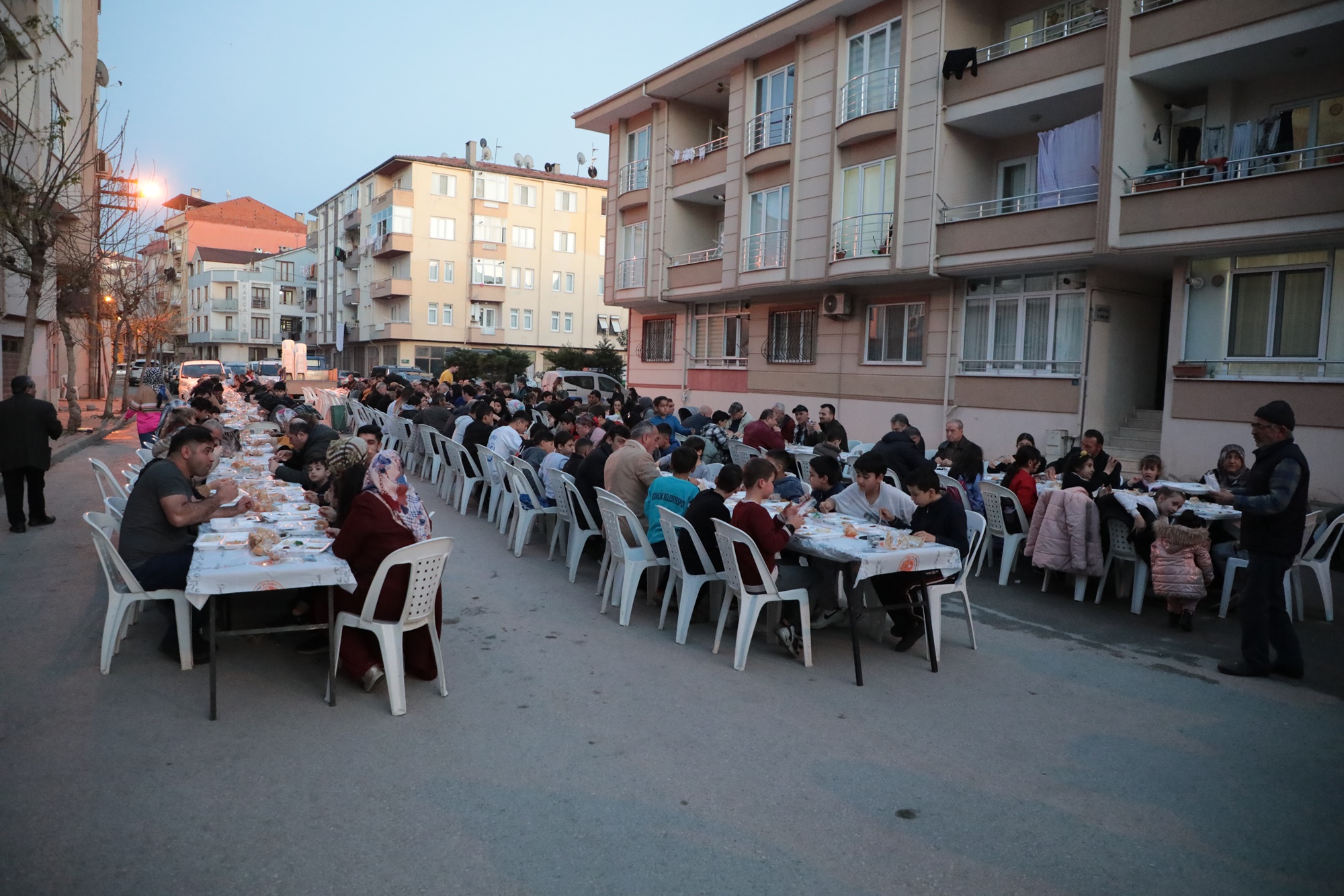 Gemlik Belediyesi Ramazan ayında kurduğu aşevi ve verdiği sokak iftarlarıyla