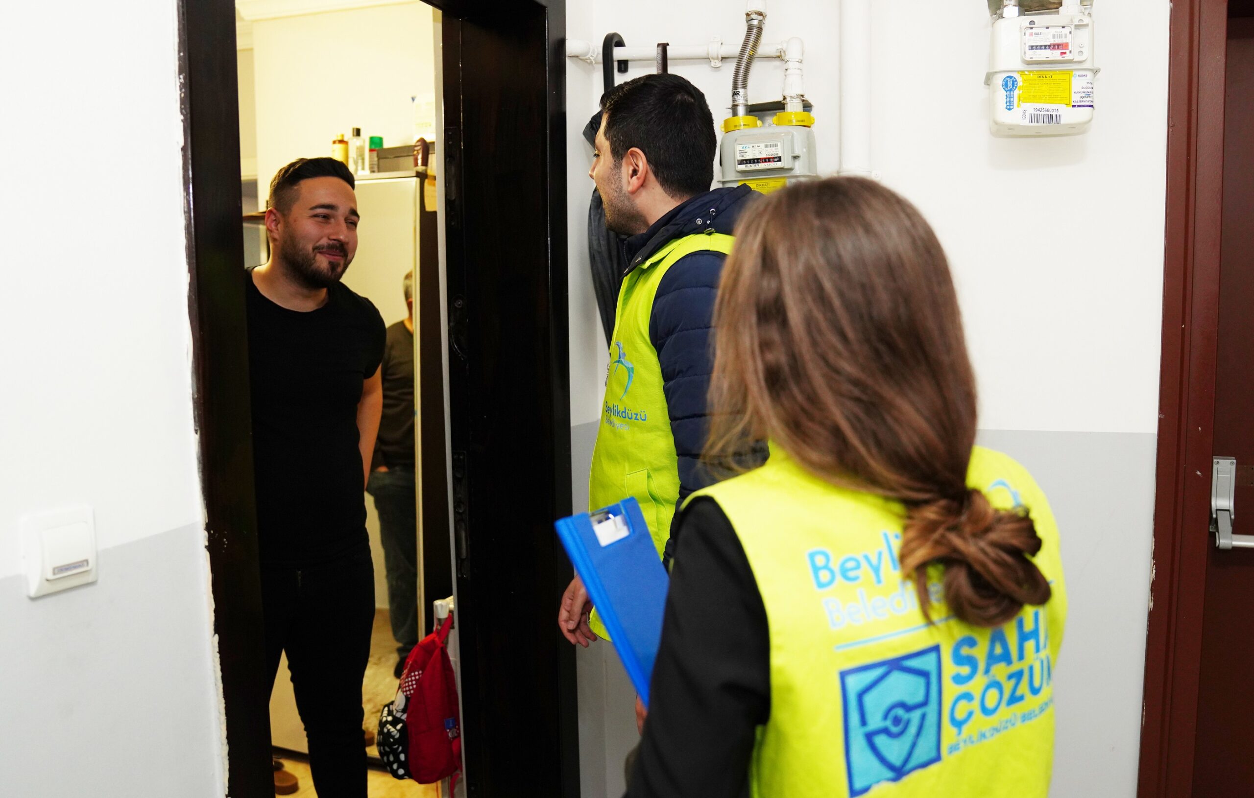 BEYLİDÜZÜ BELEDİYESİ SAHA ÇÖZÜM EKİPLERİ DEPREMZEDE AİLELERİ ZİYARET ETTİ Beylikdüzü Belediyesi Saha Çözüm Ekipleri, Kahramanmaraş merkezli iki yıkıcıdeprem sonrası