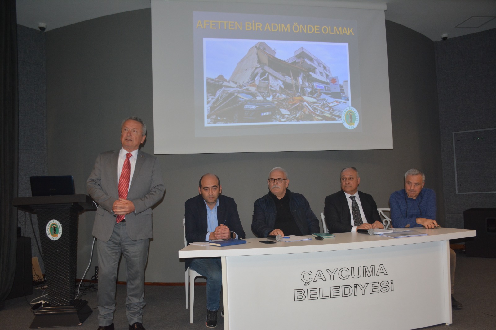 Çaycuma Belediyesinin çağrısıyla bir araya gelen Çaycuma’daki yapı sektöründe hizmet