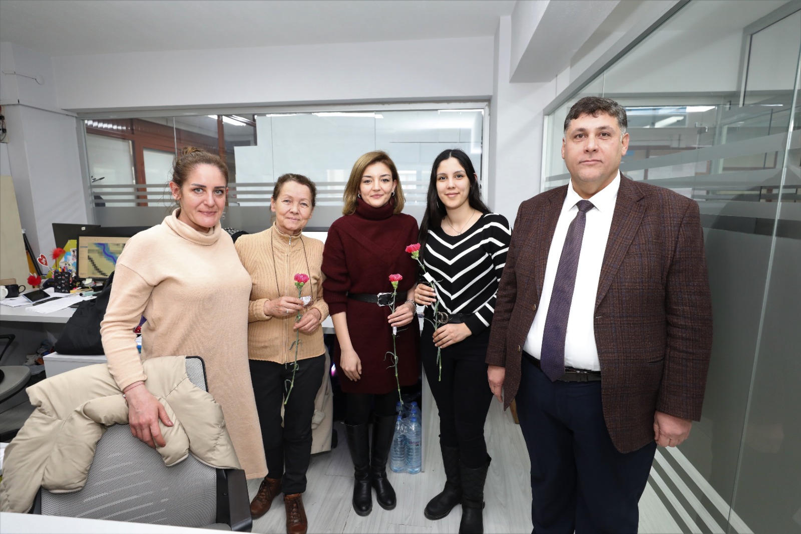 Menderes Belediyesi kadınlar günü kutlaması Bir gün değil her gün yanlarındayız Bu anlamlı günde içimiz buruk emekçi kadınlarımızı anıyoruz…8 Mart dünya