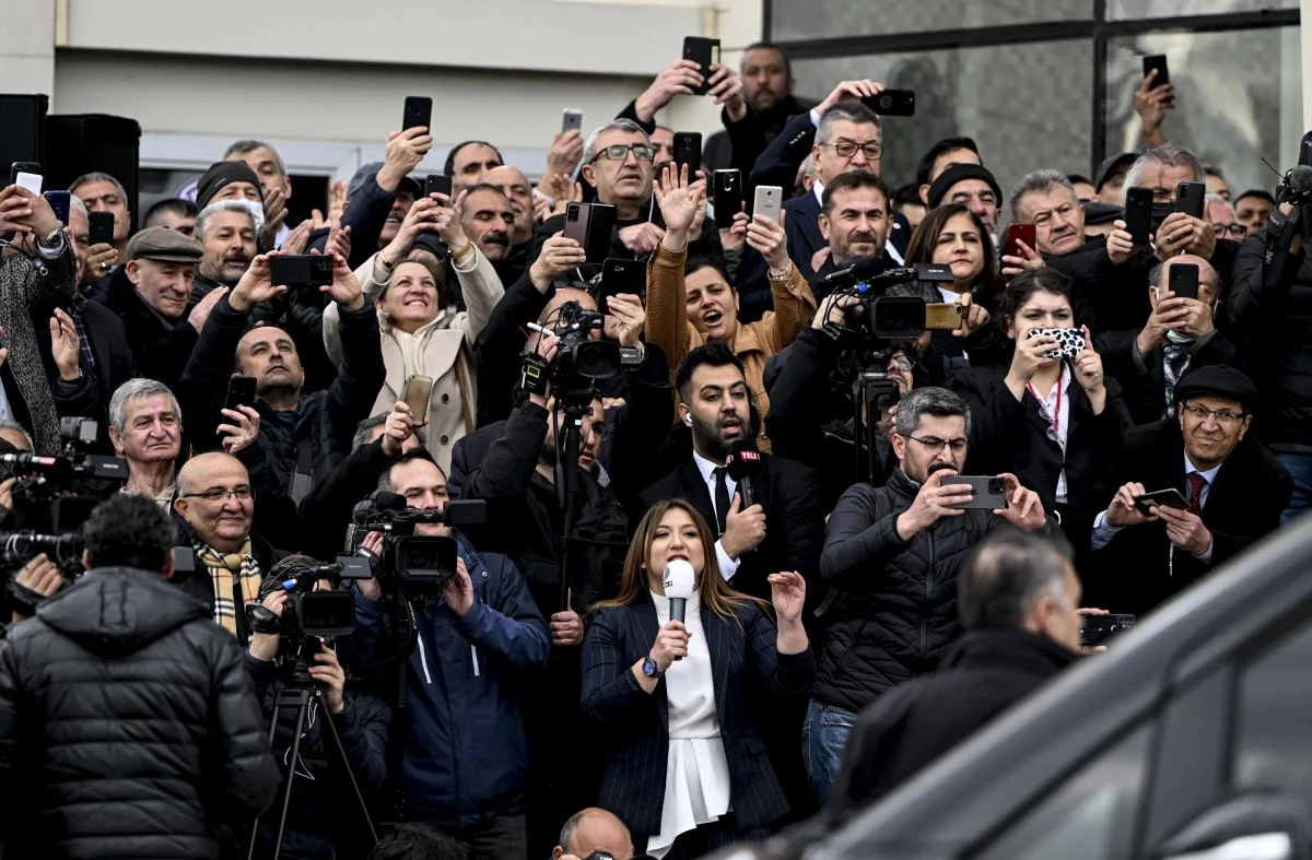 İYİ Parti Genel Başkanı Meral Akşener’in sert açıklamalarıyla kriz yaşayan