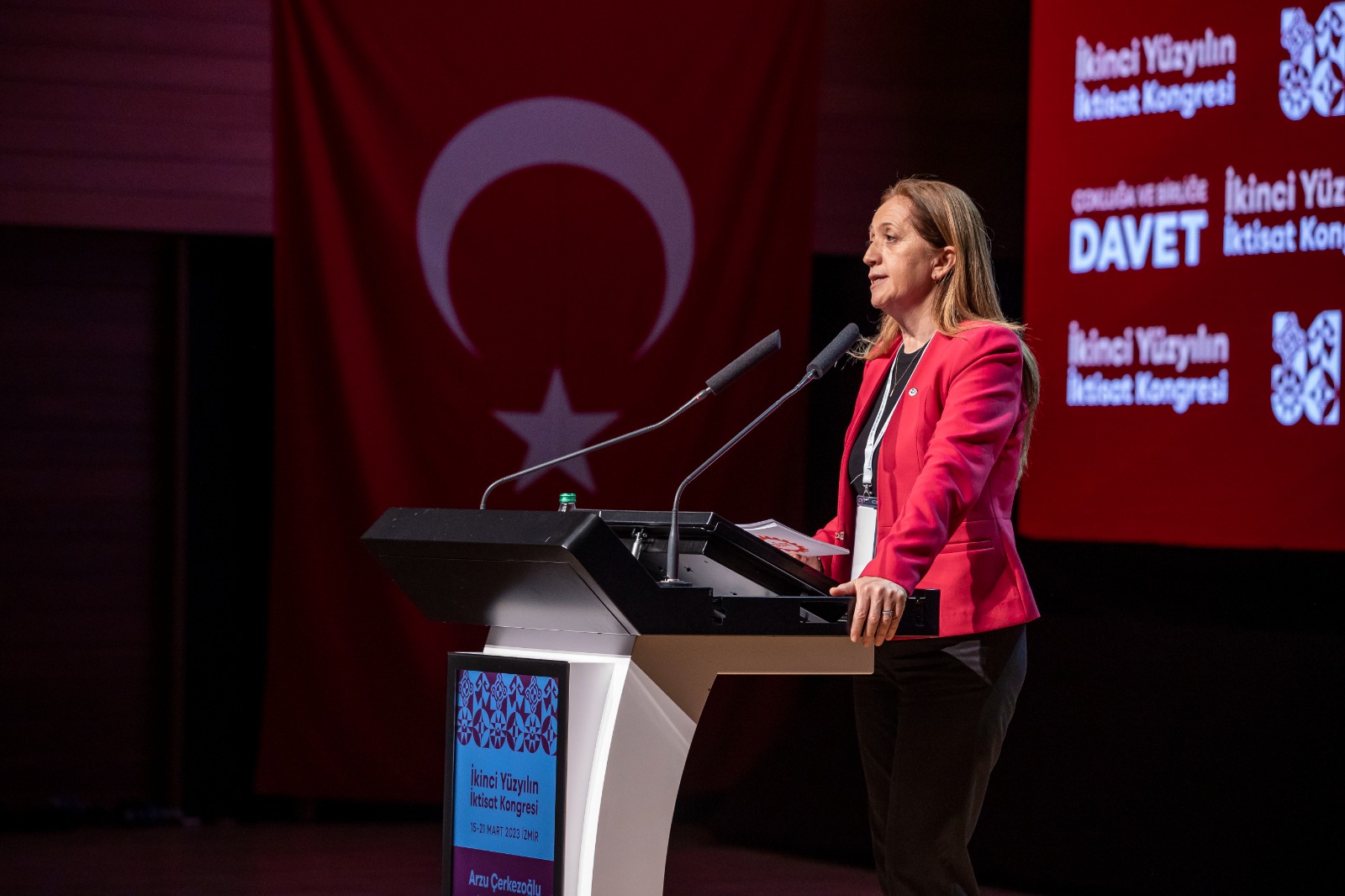 İzmir Büyükşehir Belediyesi tarafından düzenlenen İkinci Yüzyılın İktisat Kongresi’nde konuşan